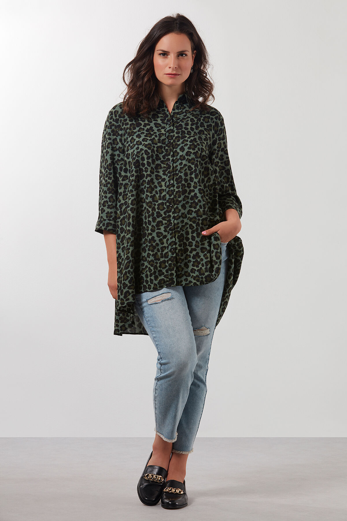 Jeans mit ausgefranstem Saum image number 5