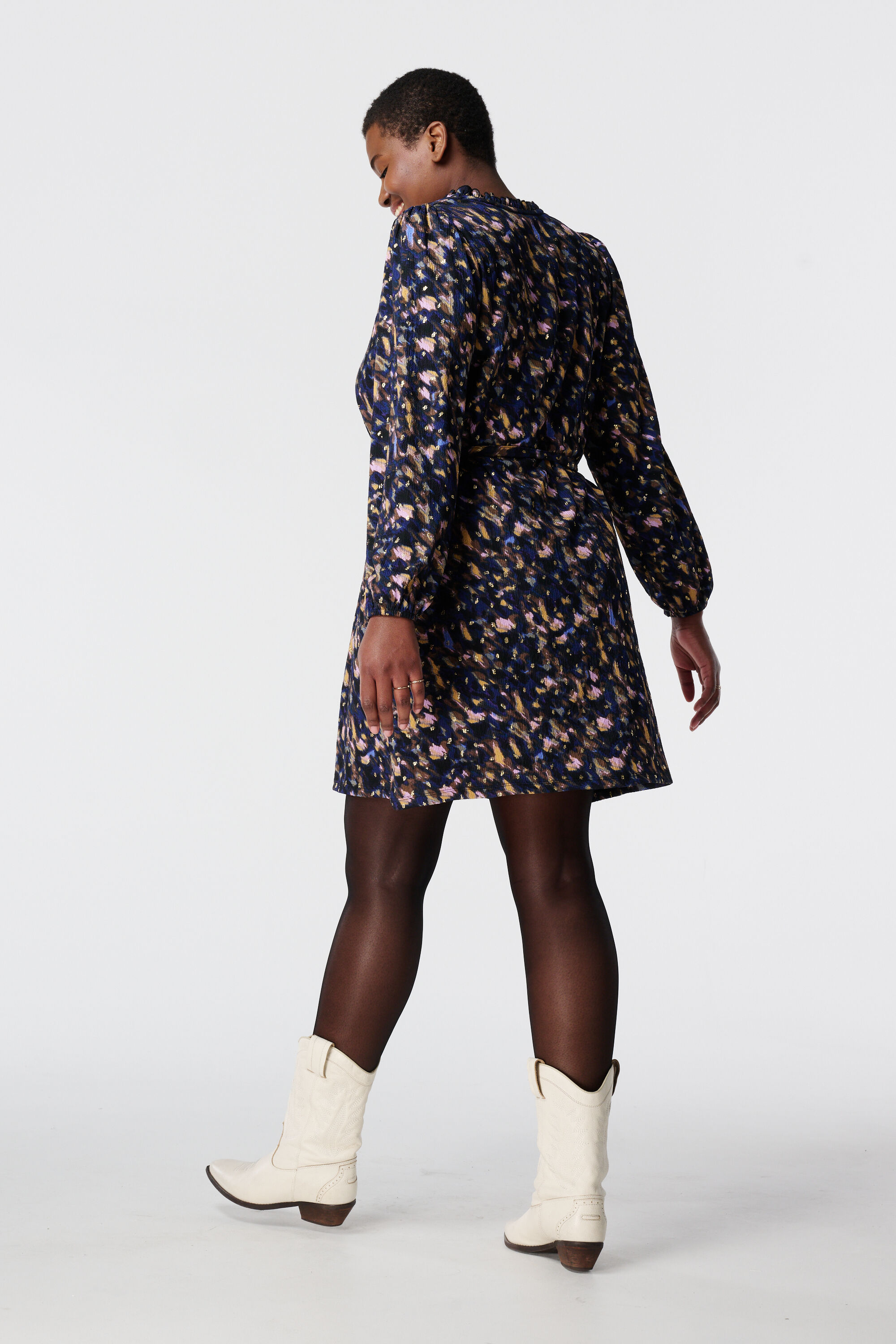 Kleid mit goldenen Verzierungen  image number 3