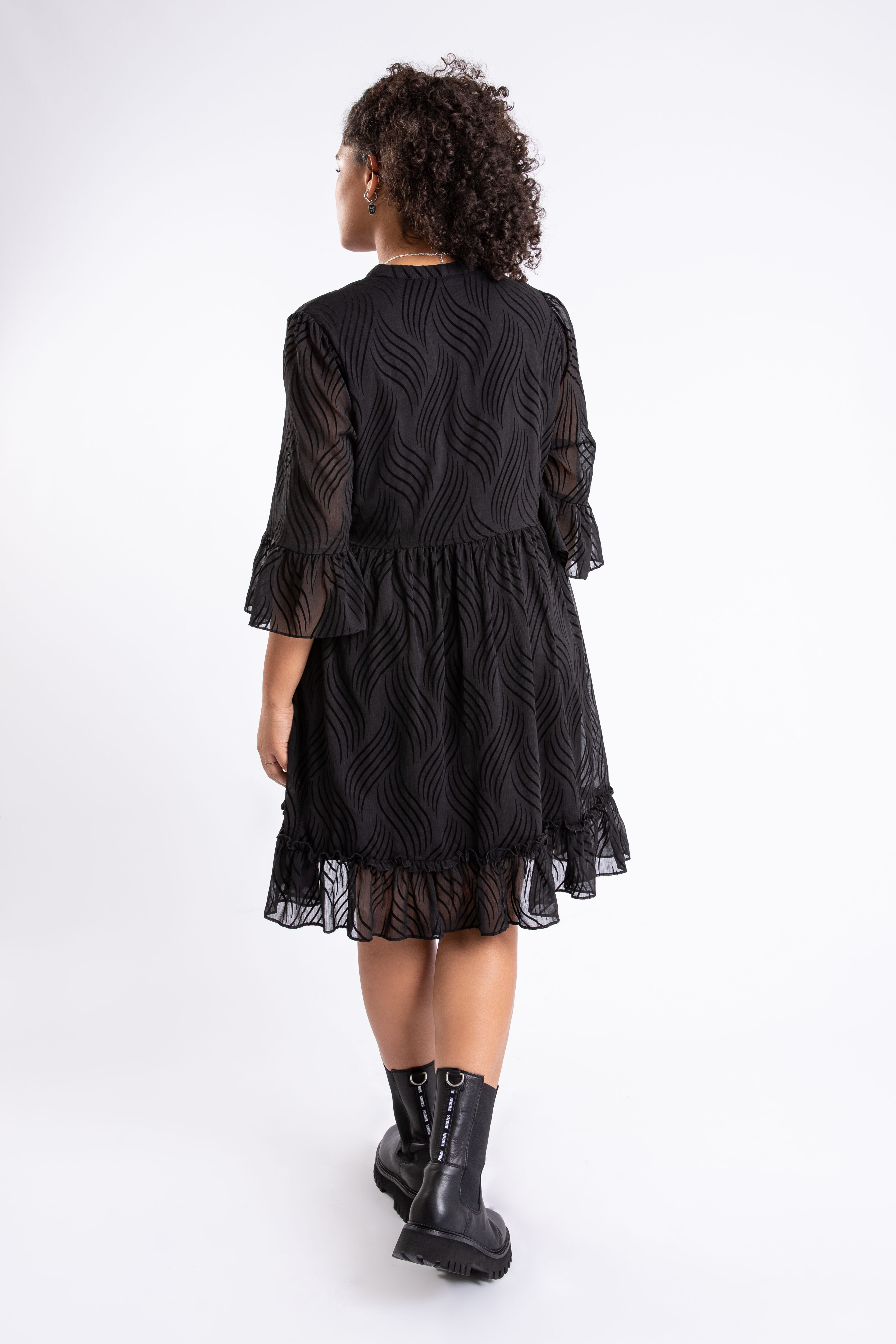 Kleid aus halb durchsichtigem Stoff image number 3