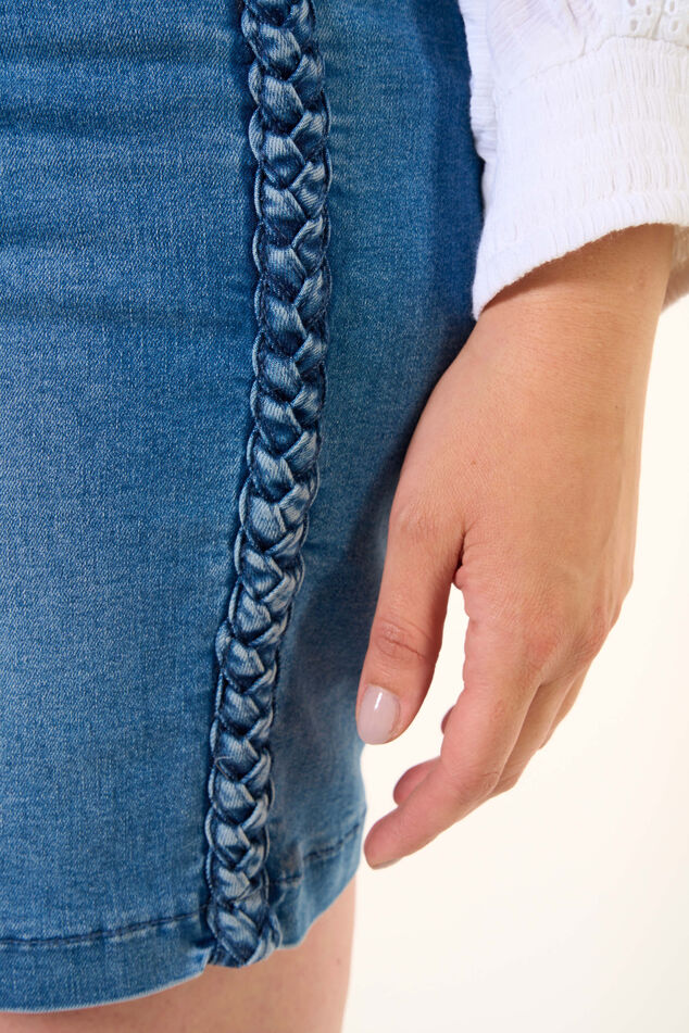Jeans-Shorts mit geflochtener Verzierung  image number 5