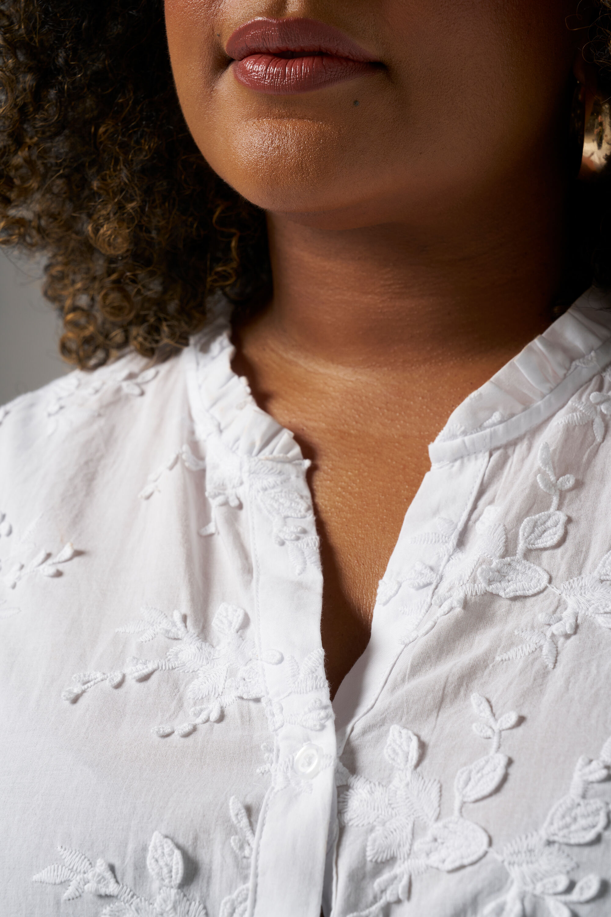 Bluse mit Stickerei image number 4