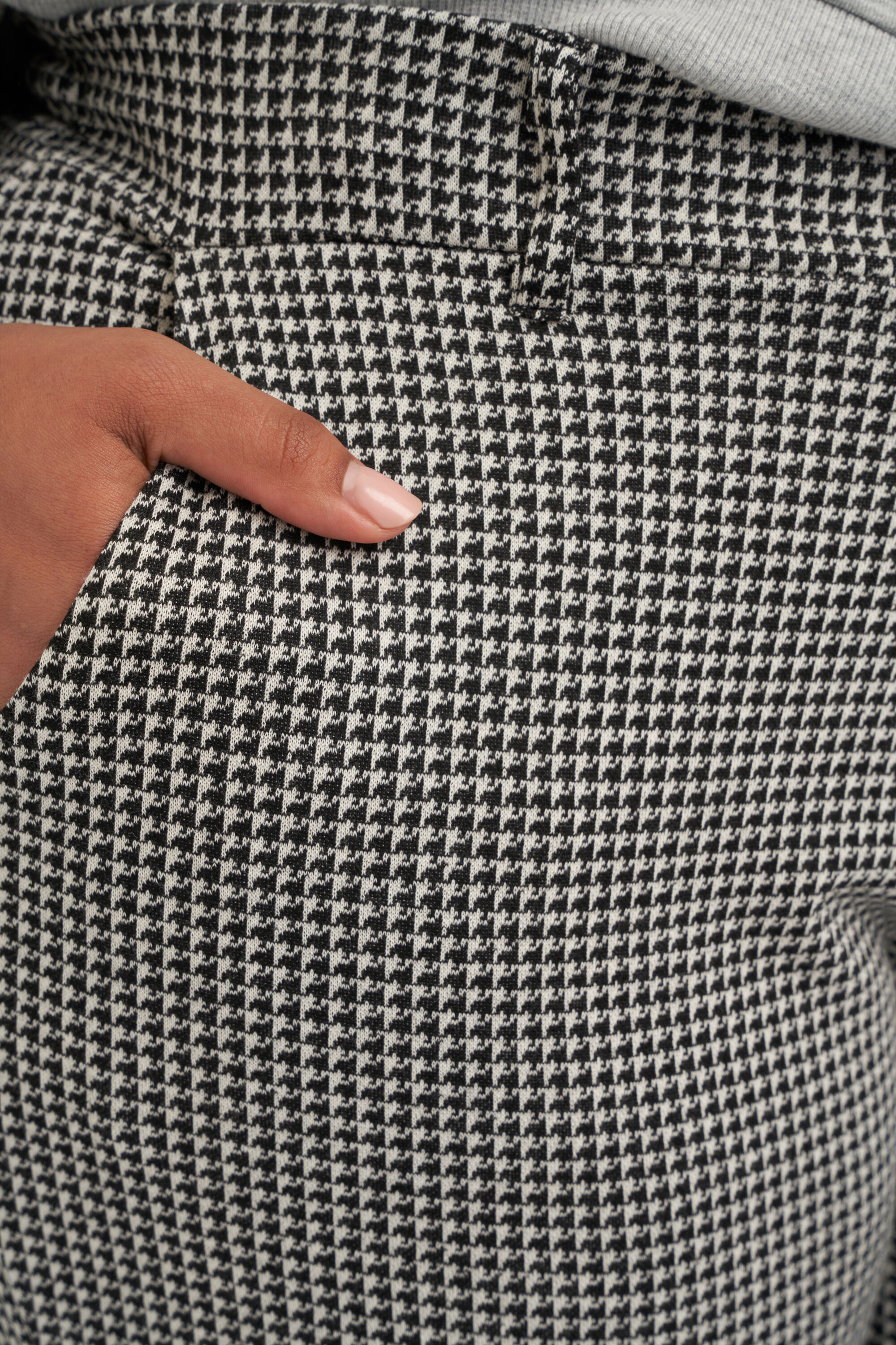 Karierte weit geschnittene Hose image number 4