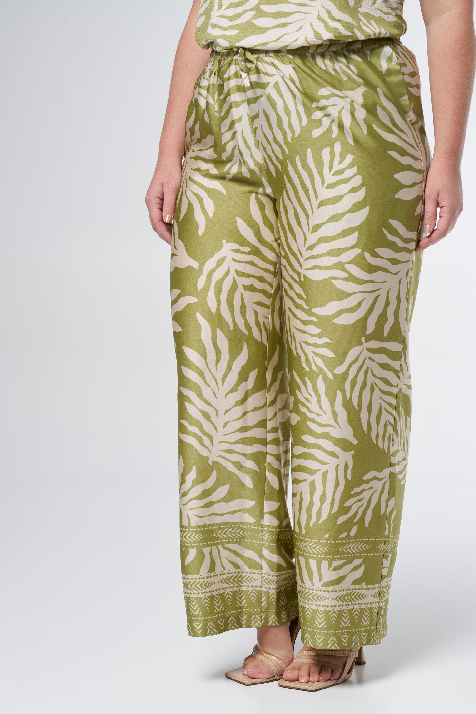 Gerade geschnittene Hose mit Schleifendetail image number 5