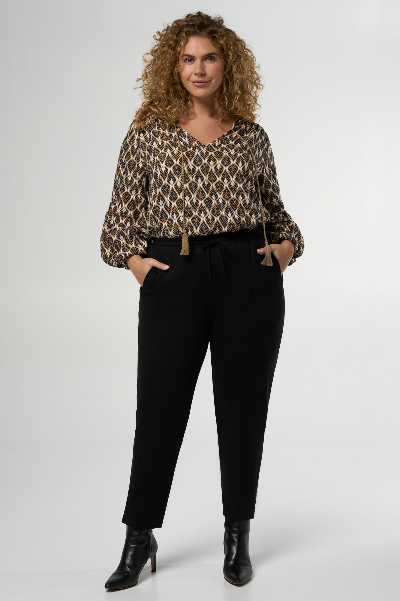 Weit geschnittene Jogginghose  image number 6