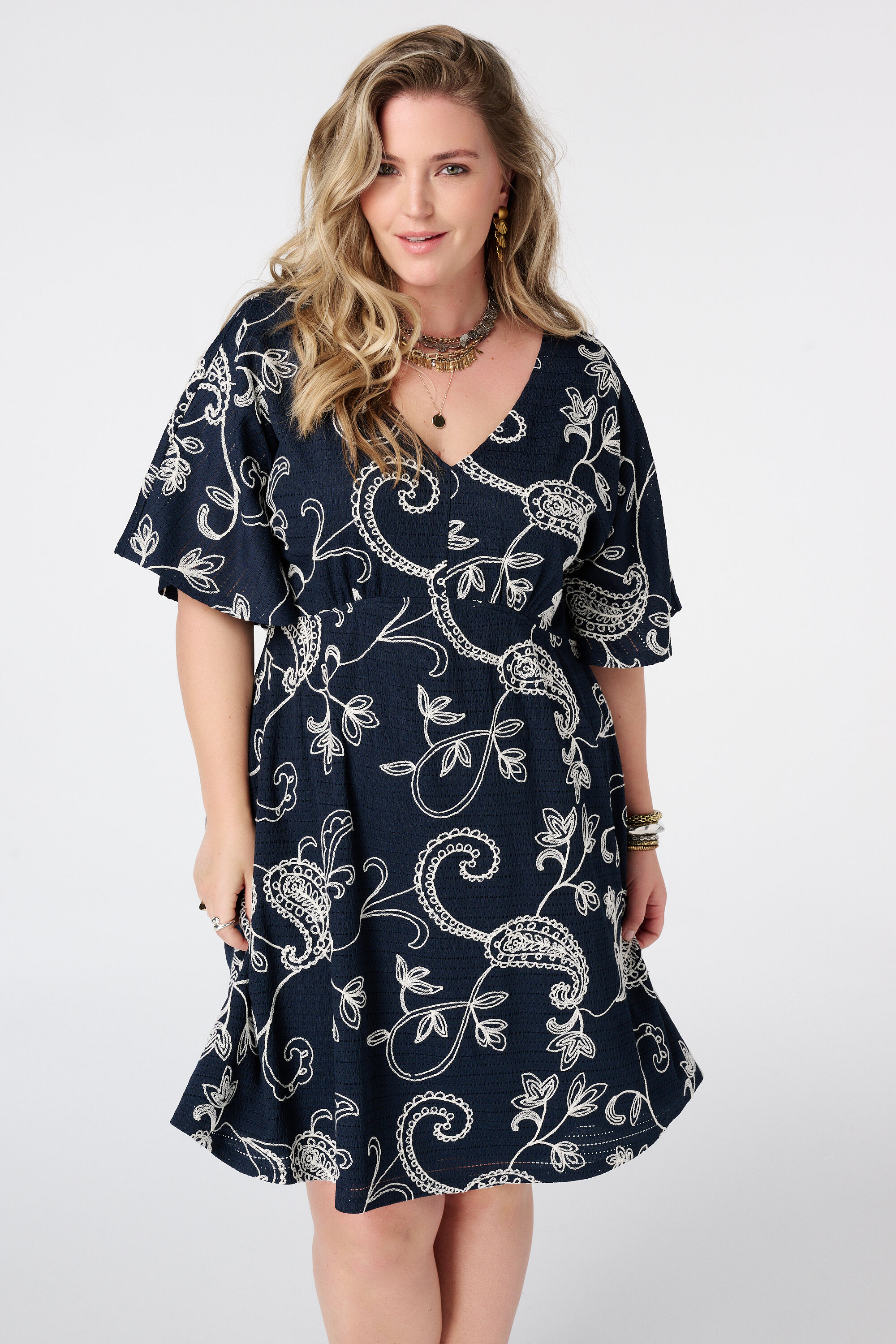 Kurzes Kleid mit Schmetterlings&auml;rmeln