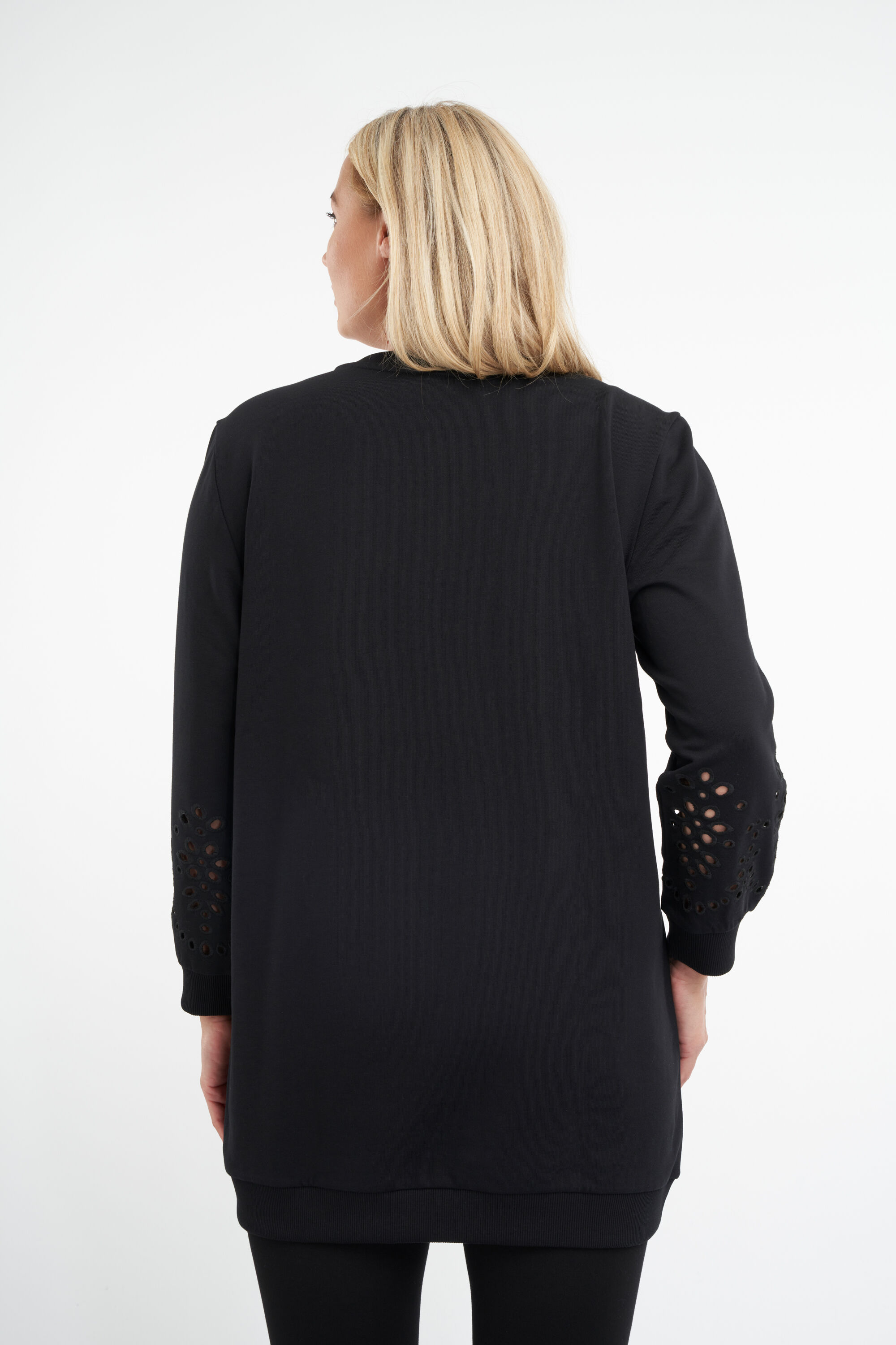 Pullover mit Stickerei image number 4