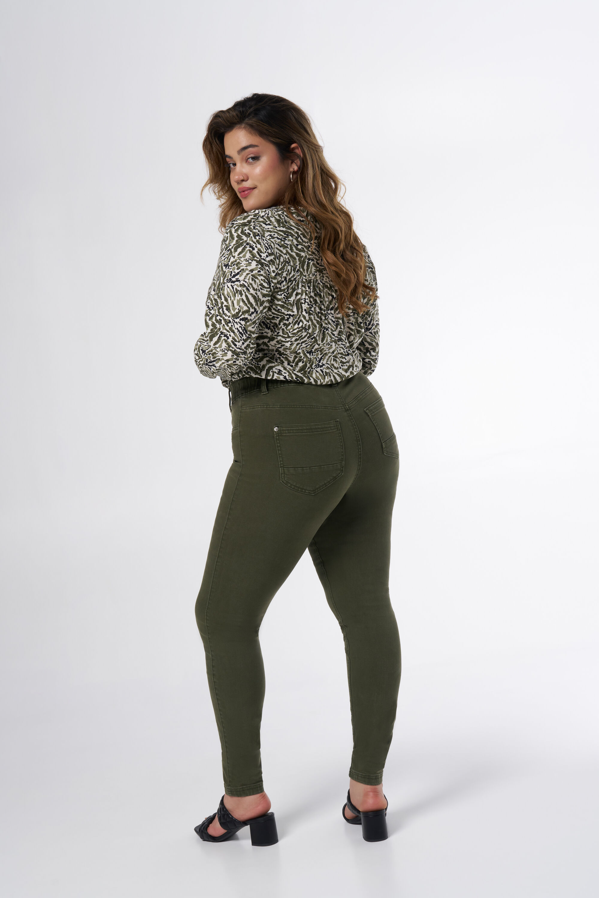 Skinny-Leg-Trekking image number 3