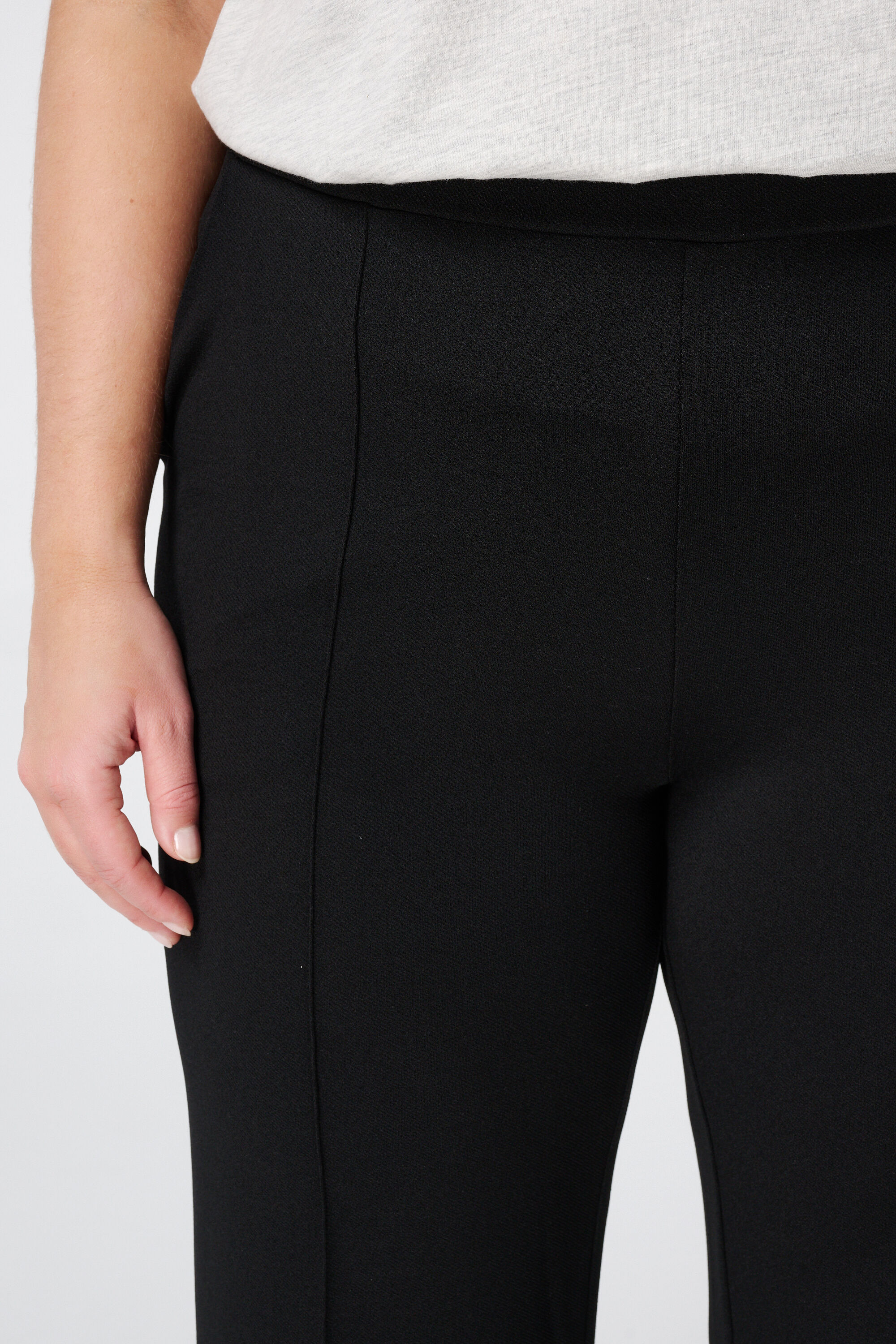 Hose mit elastischem Bund image number 4