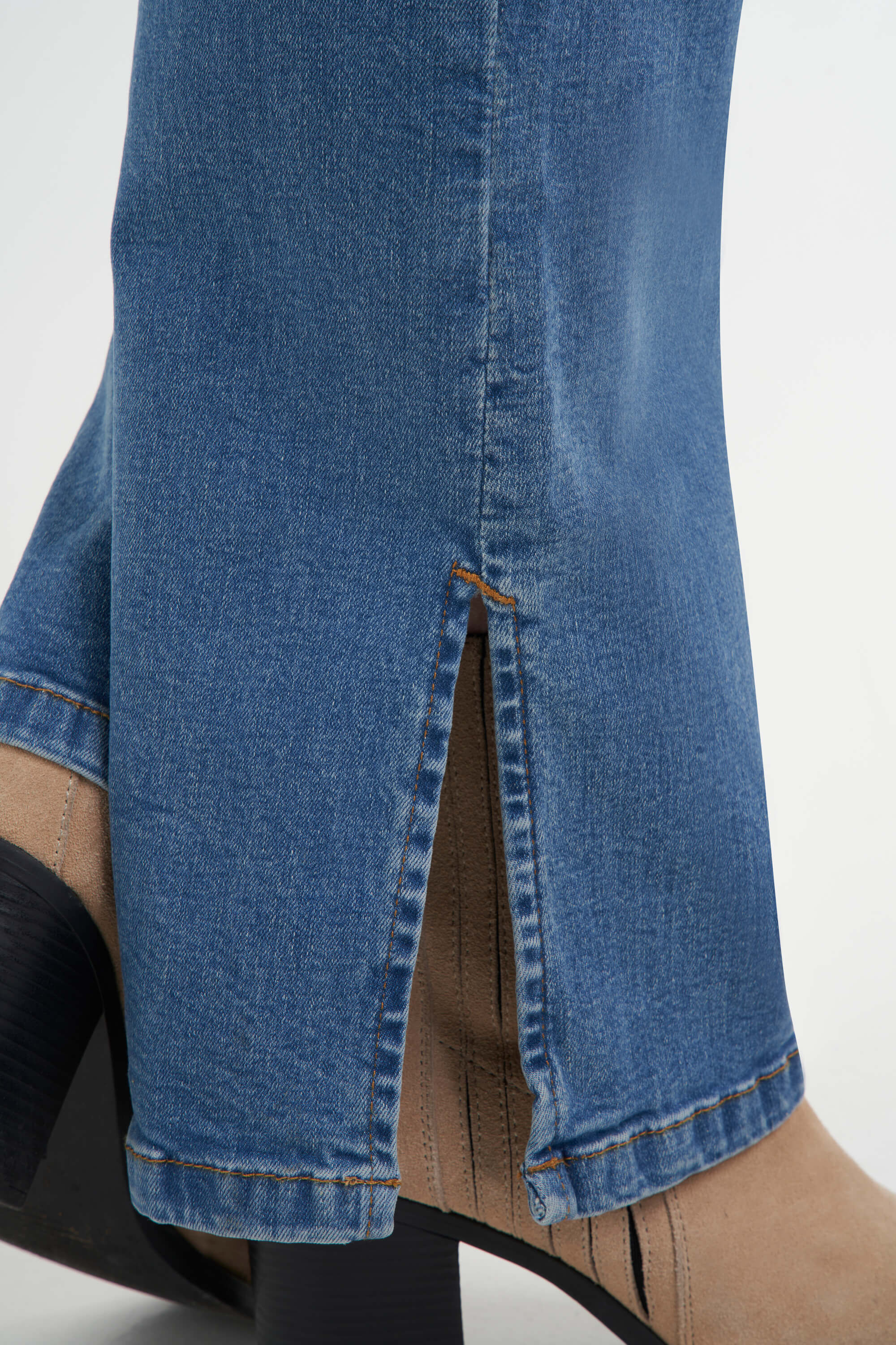 Jeans mit hoher Taille und Schlitz  image number 5
