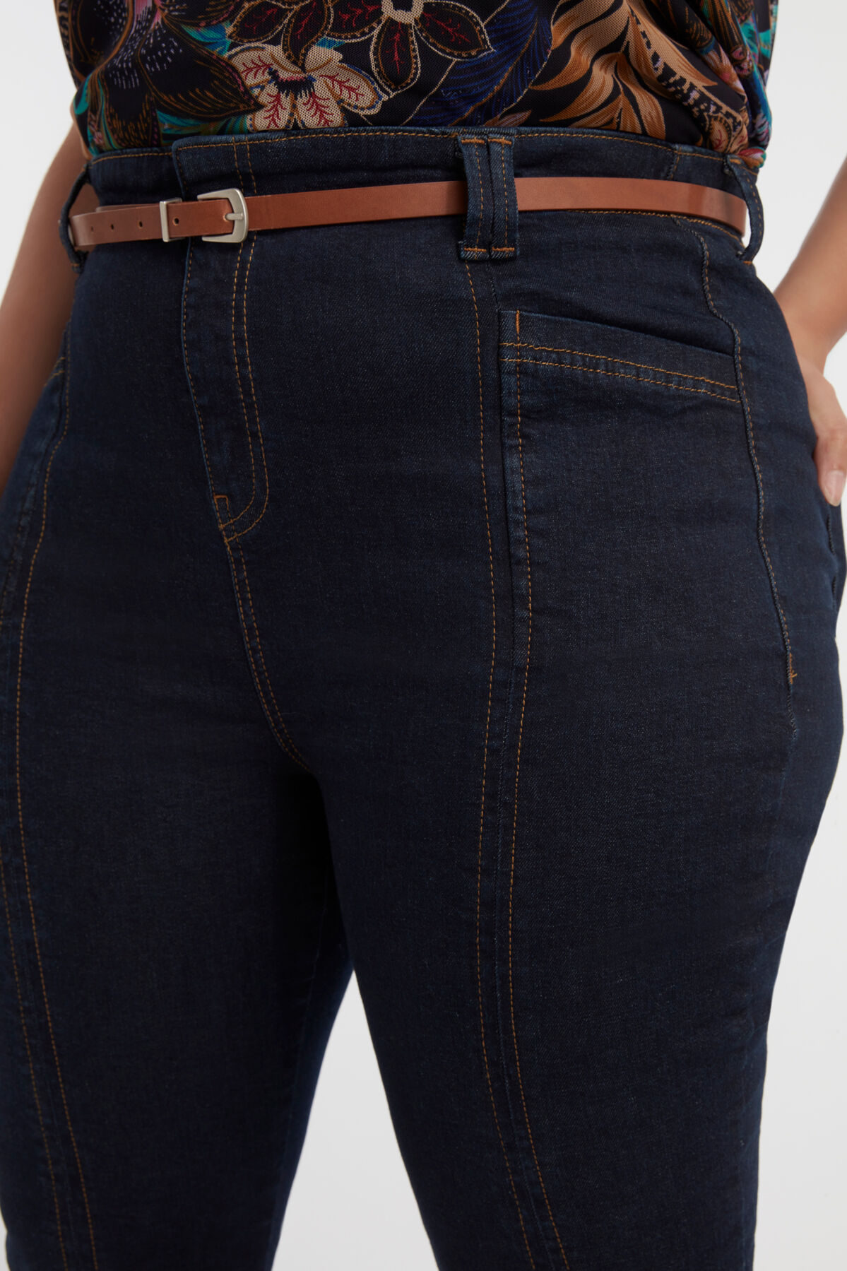 High Waist Jeans mit Schlitzen image number 5