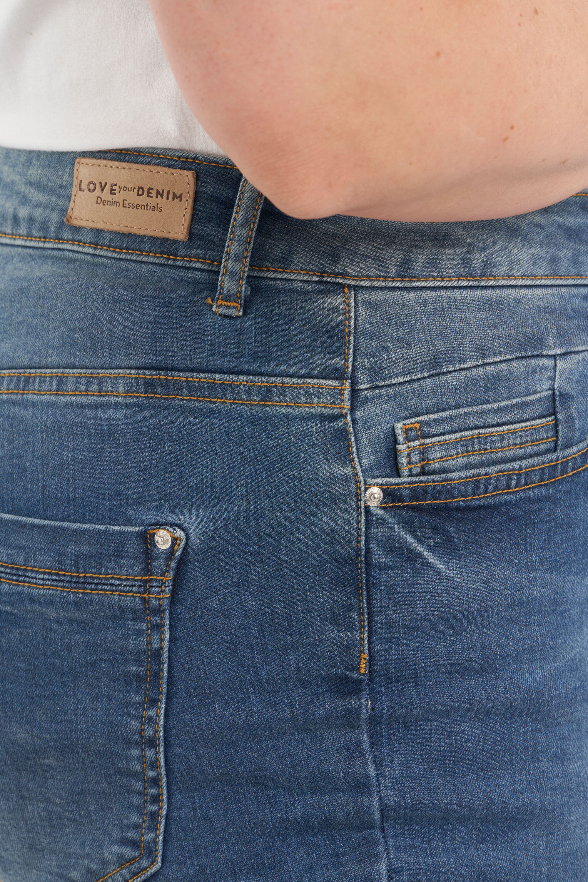 IRIS Slim-Leg Jeans image number 5