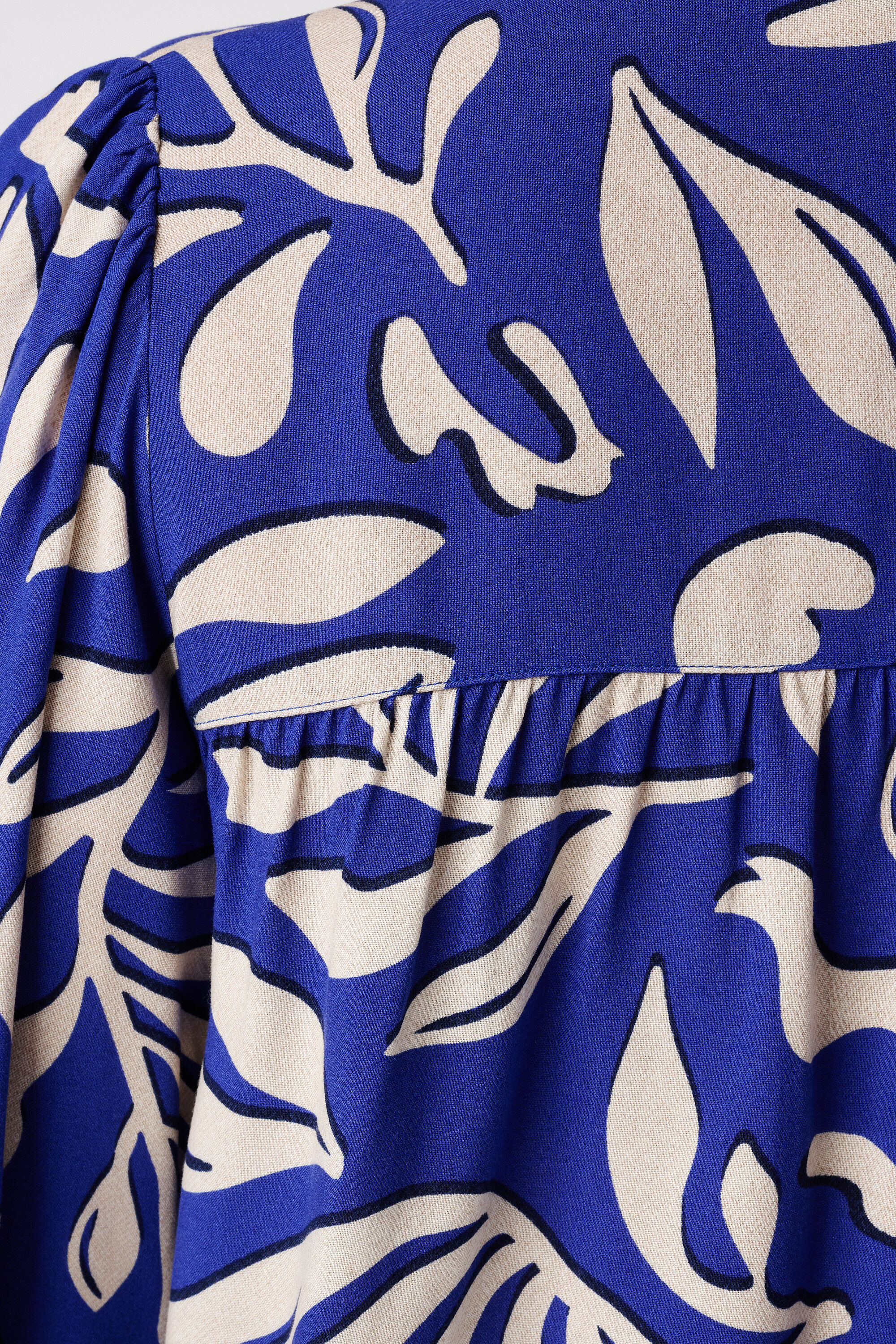 Bluse mit Print und Spulen image number 6