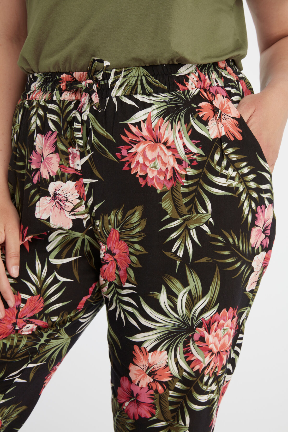 Hose in lockerer Passform mit Print image number 5