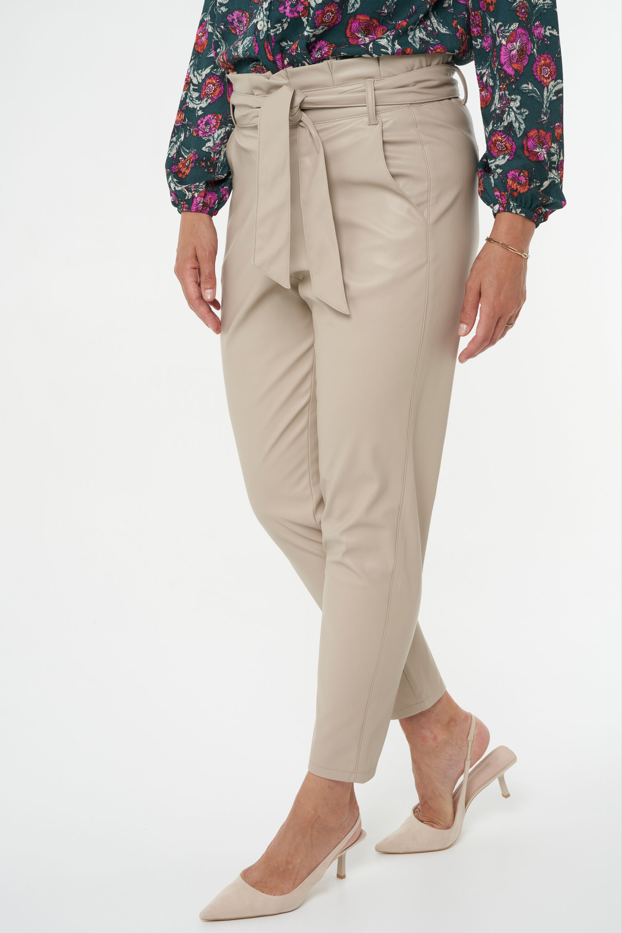 Kunstleder-Hose im Paperbag-Look image number 6