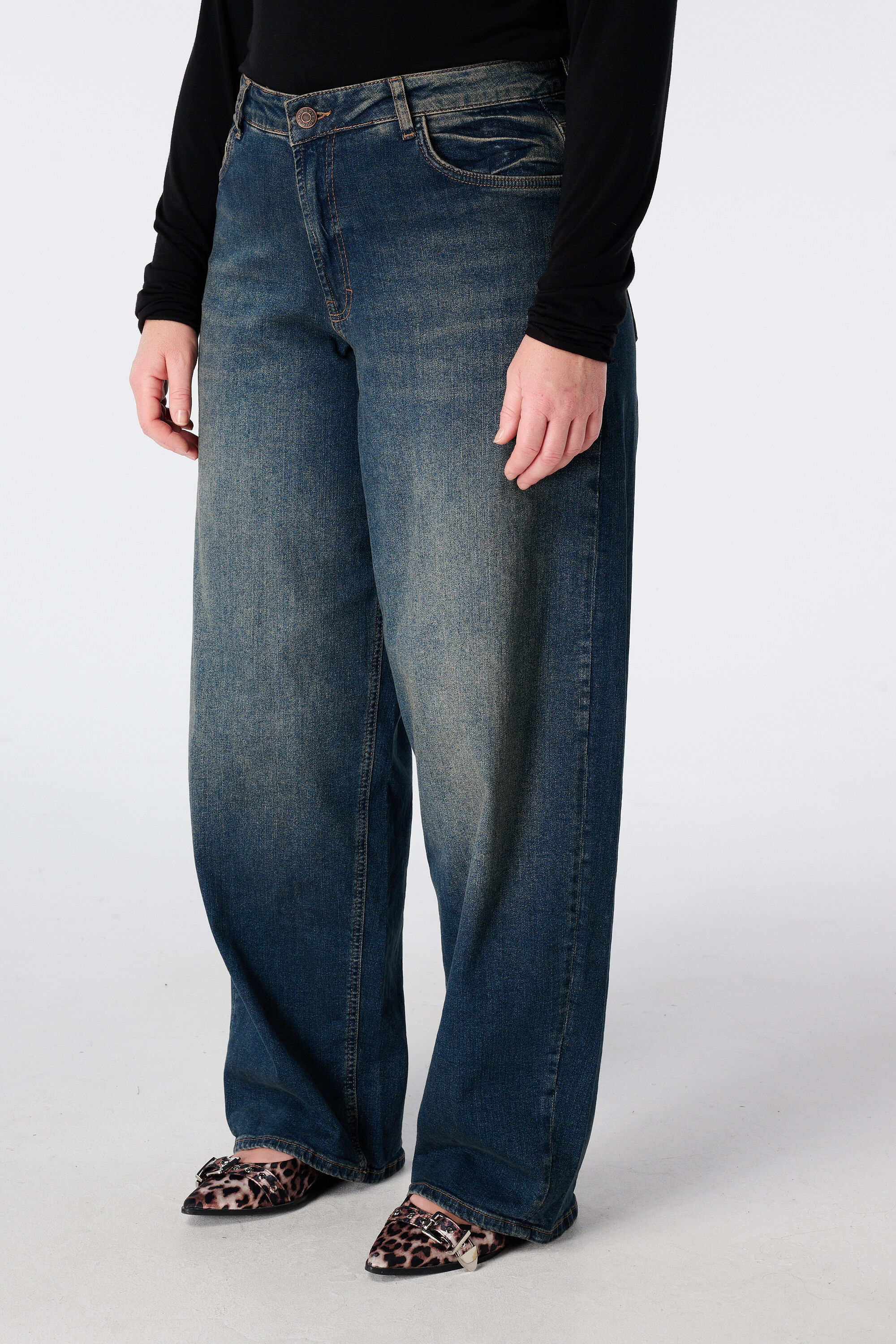 Barrel Jeans image number 5