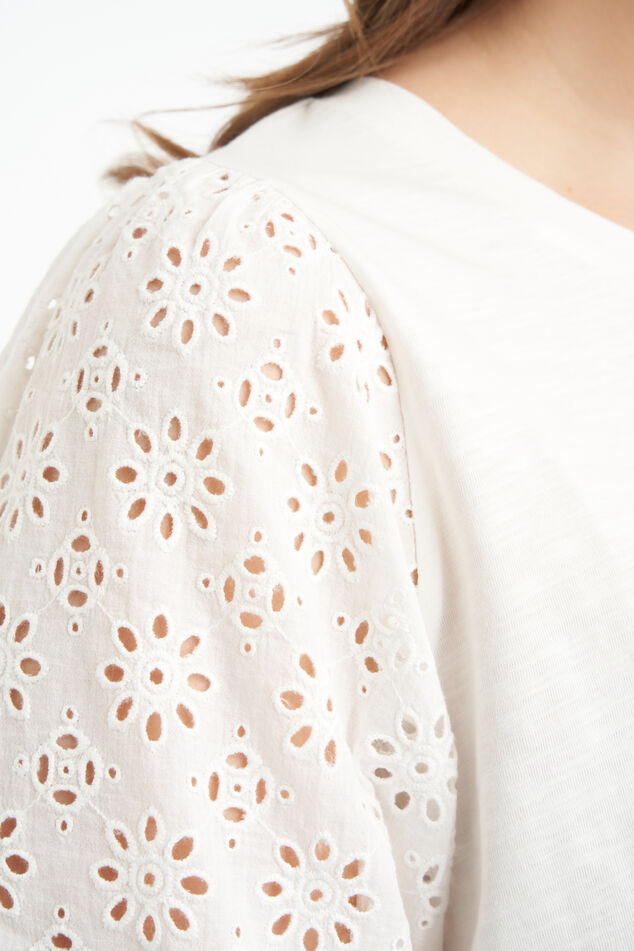 Top mit Stickerei image number 4