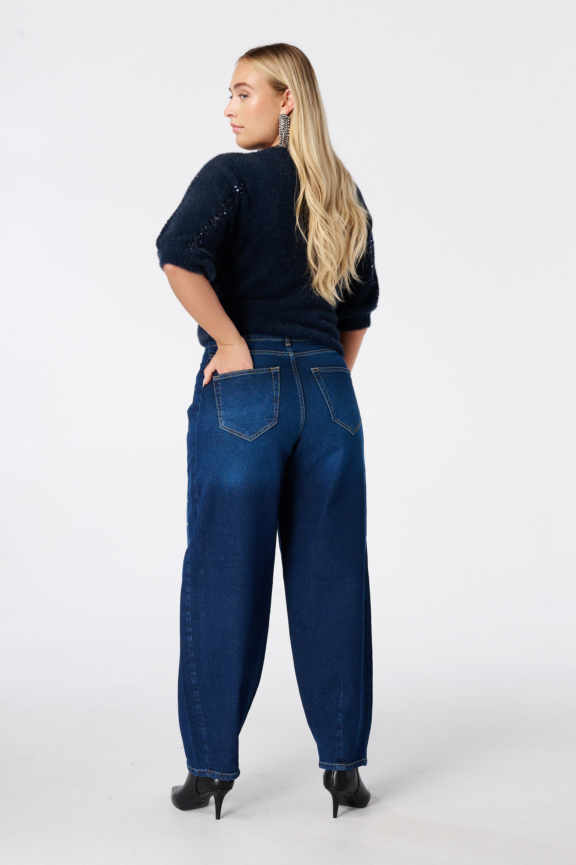 Barrel-Jeans mit Nieten image number 1