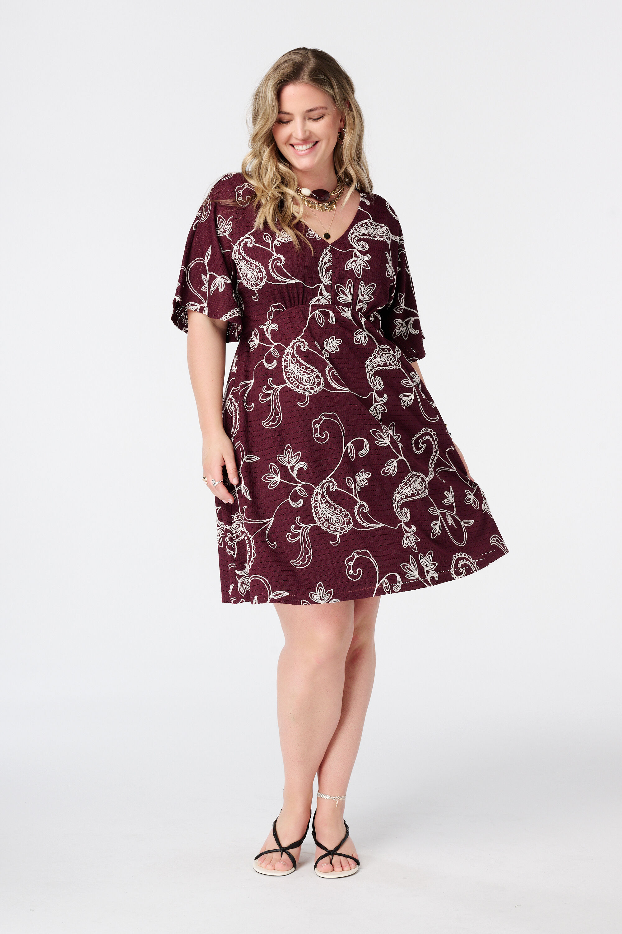 Kurzes Kleid mit Schmetterlings&auml;rmeln