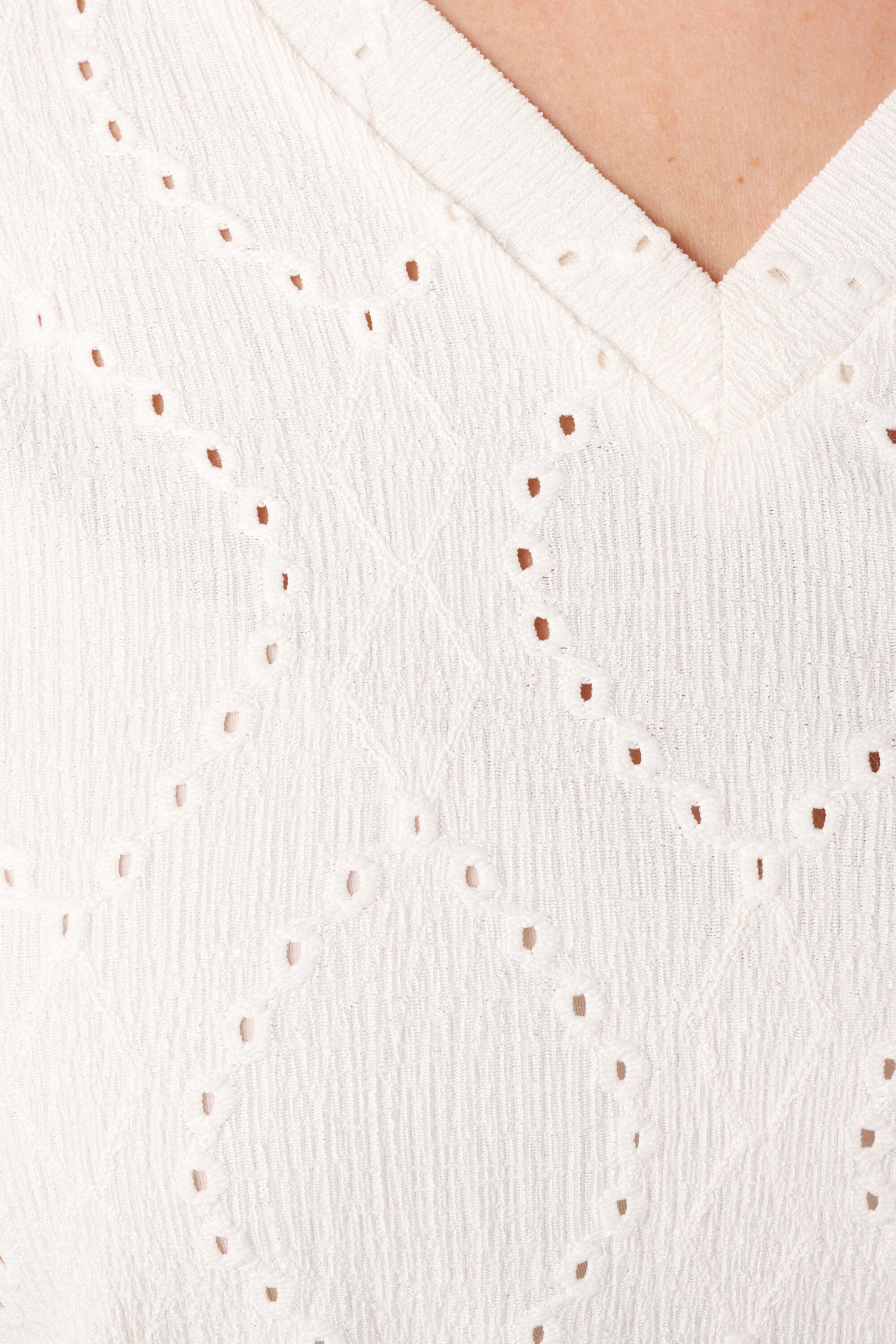 Top mit Broderie-Look image number 4