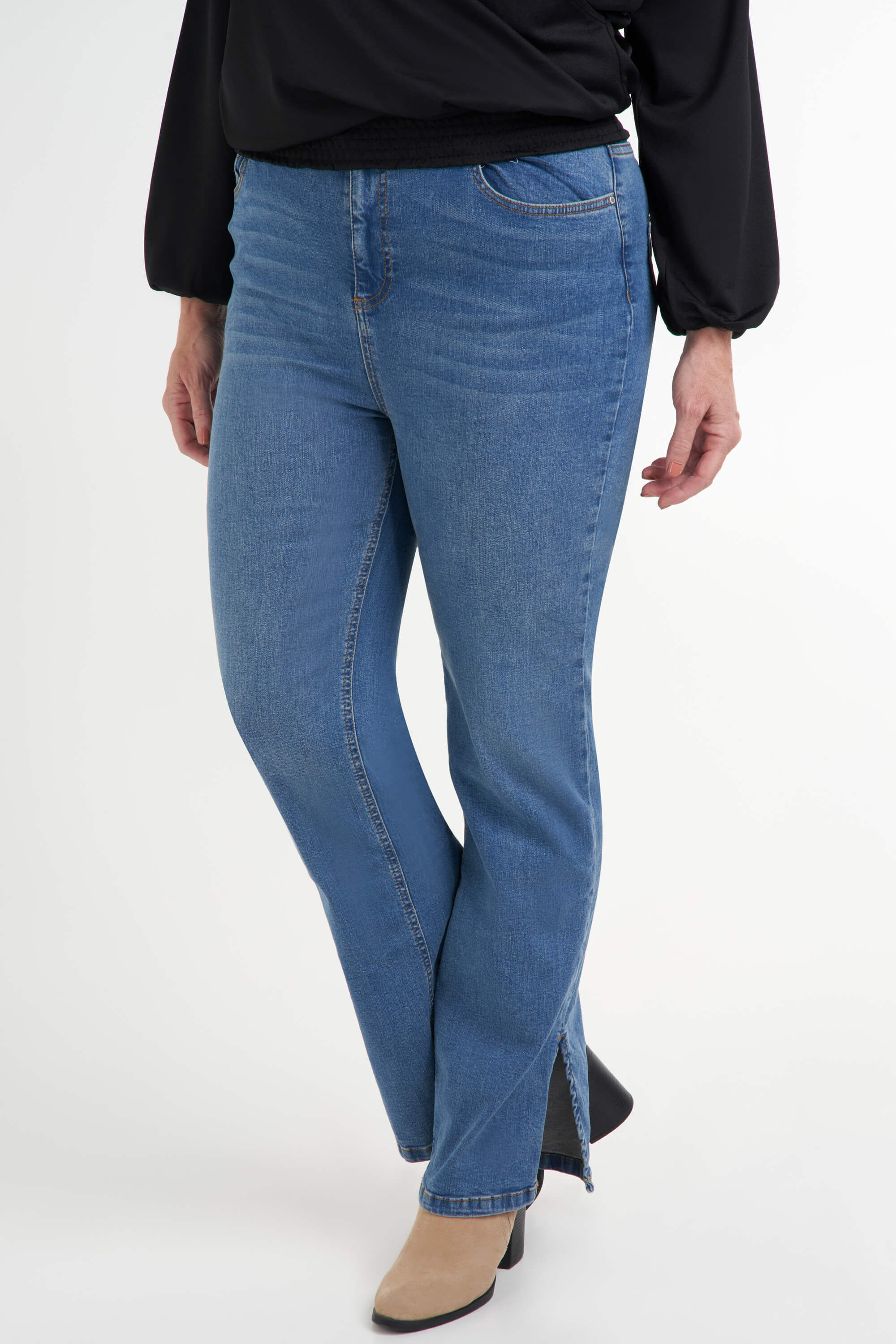 Jeans mit hoher Taille und Schlitz  image number 4