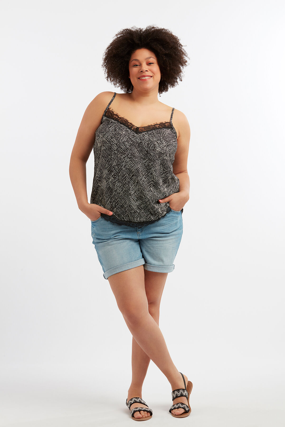 &Auml;rmellose Bluse mit Spitzenelement image number 3