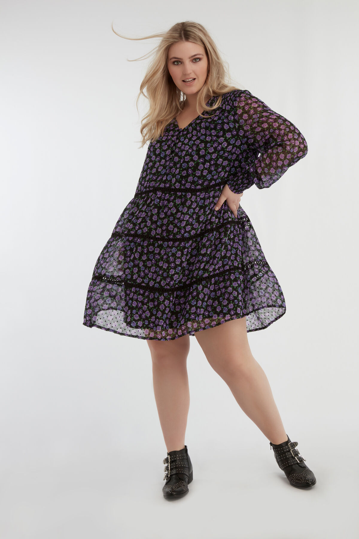 Kleid mit Blumen-Print und Smok-Details image number 4