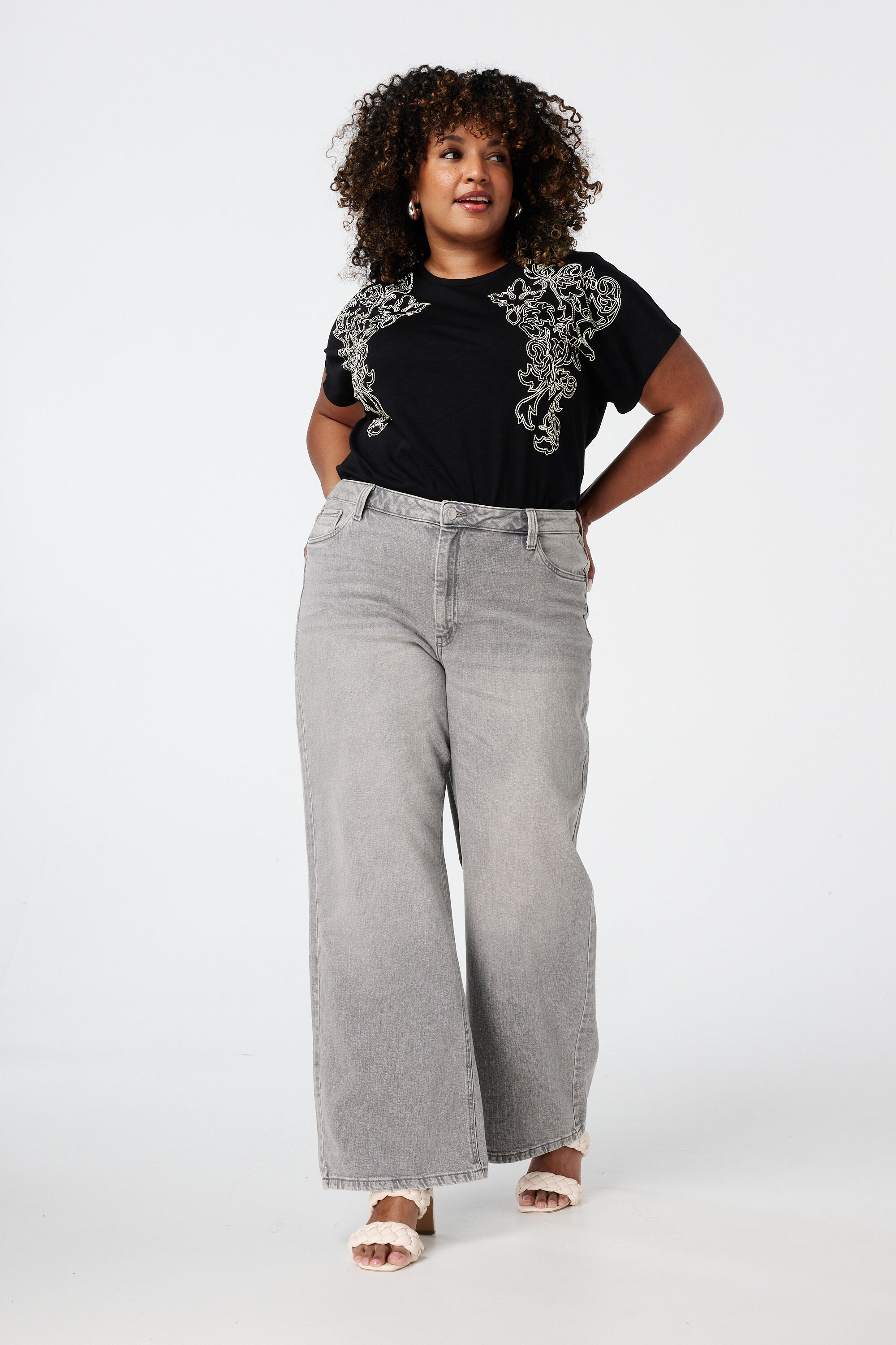 T-Shirt mit Verzierungen image number 5