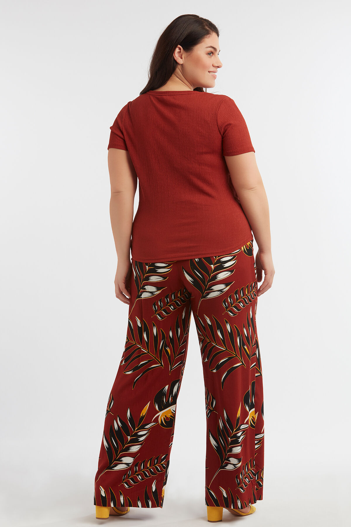 Wide-leg Hose mit Allover-Print  image number 6