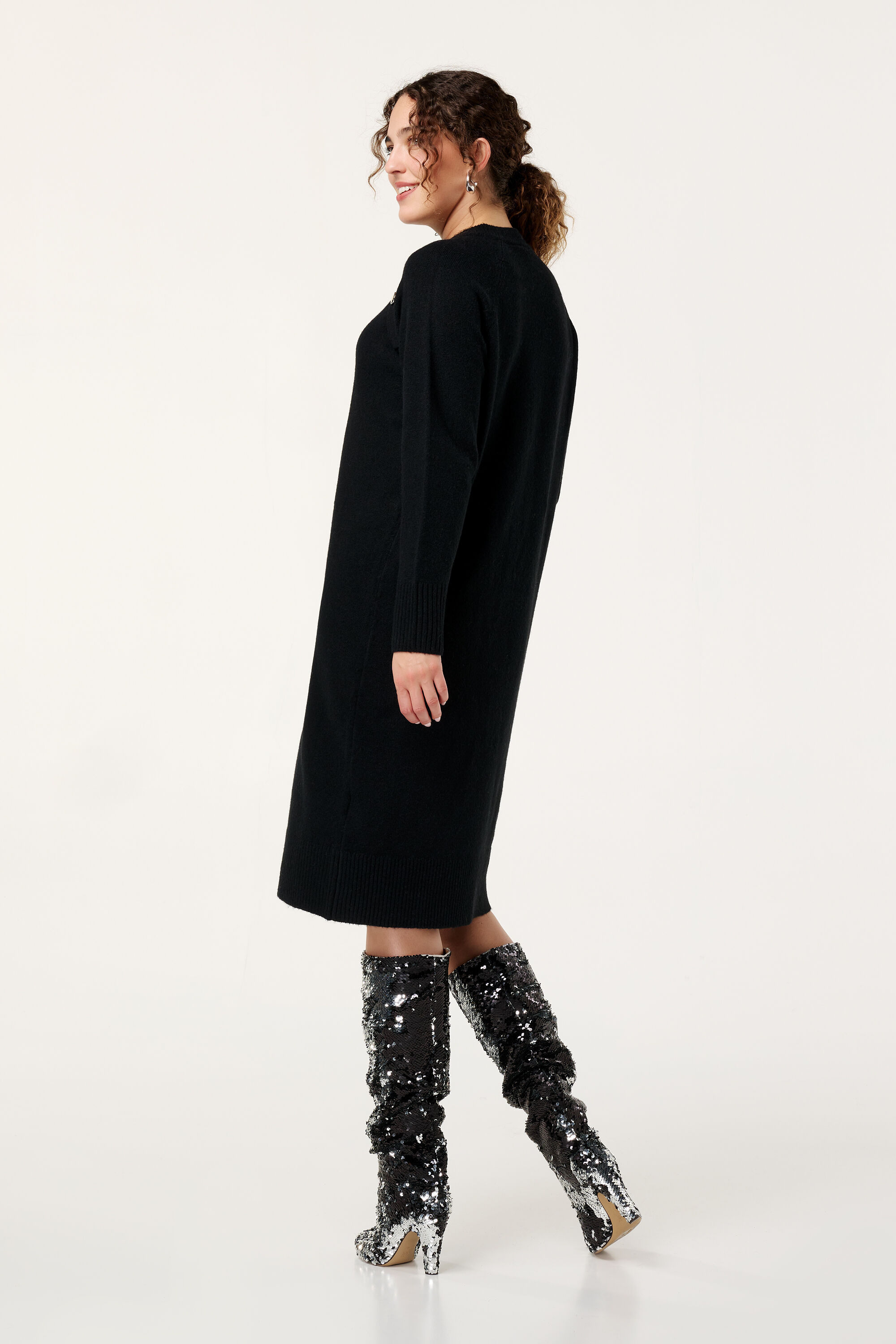 Midi-Strickkleid mit Knopfverzierungen  image number 3