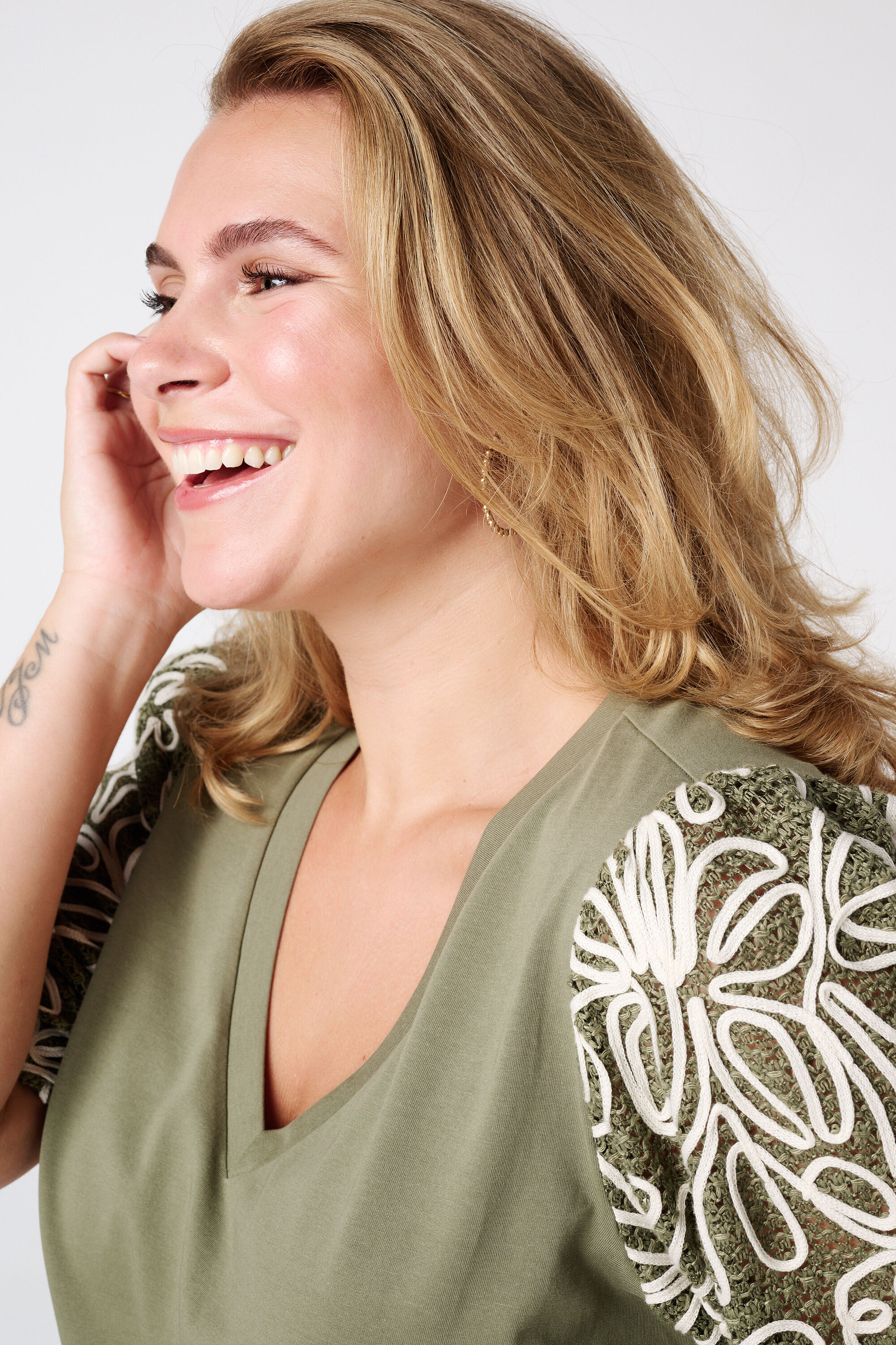 T-Shirt mit bestickten &Auml;rmeln image number 4