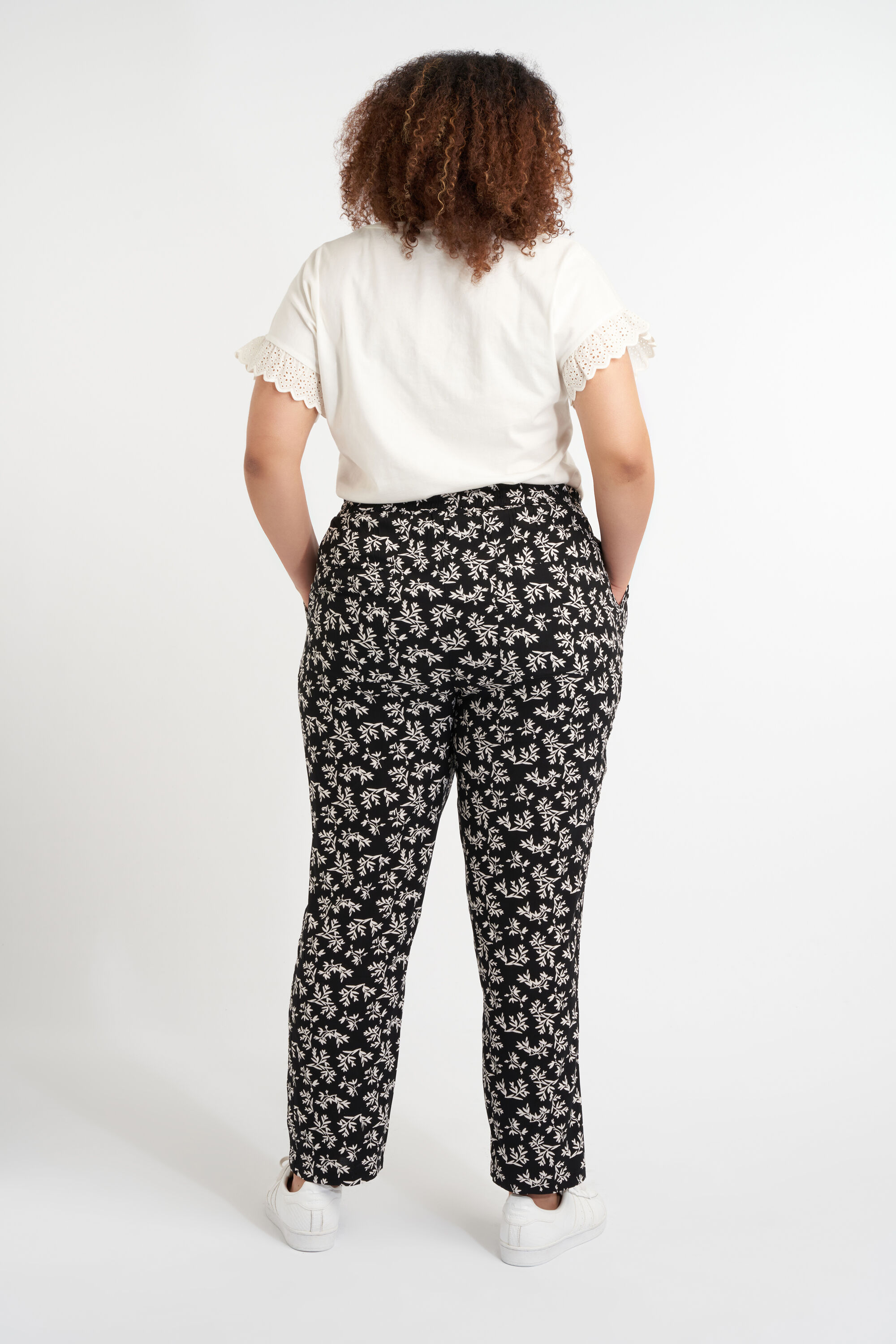 Hose in lockerer Passform image number 4