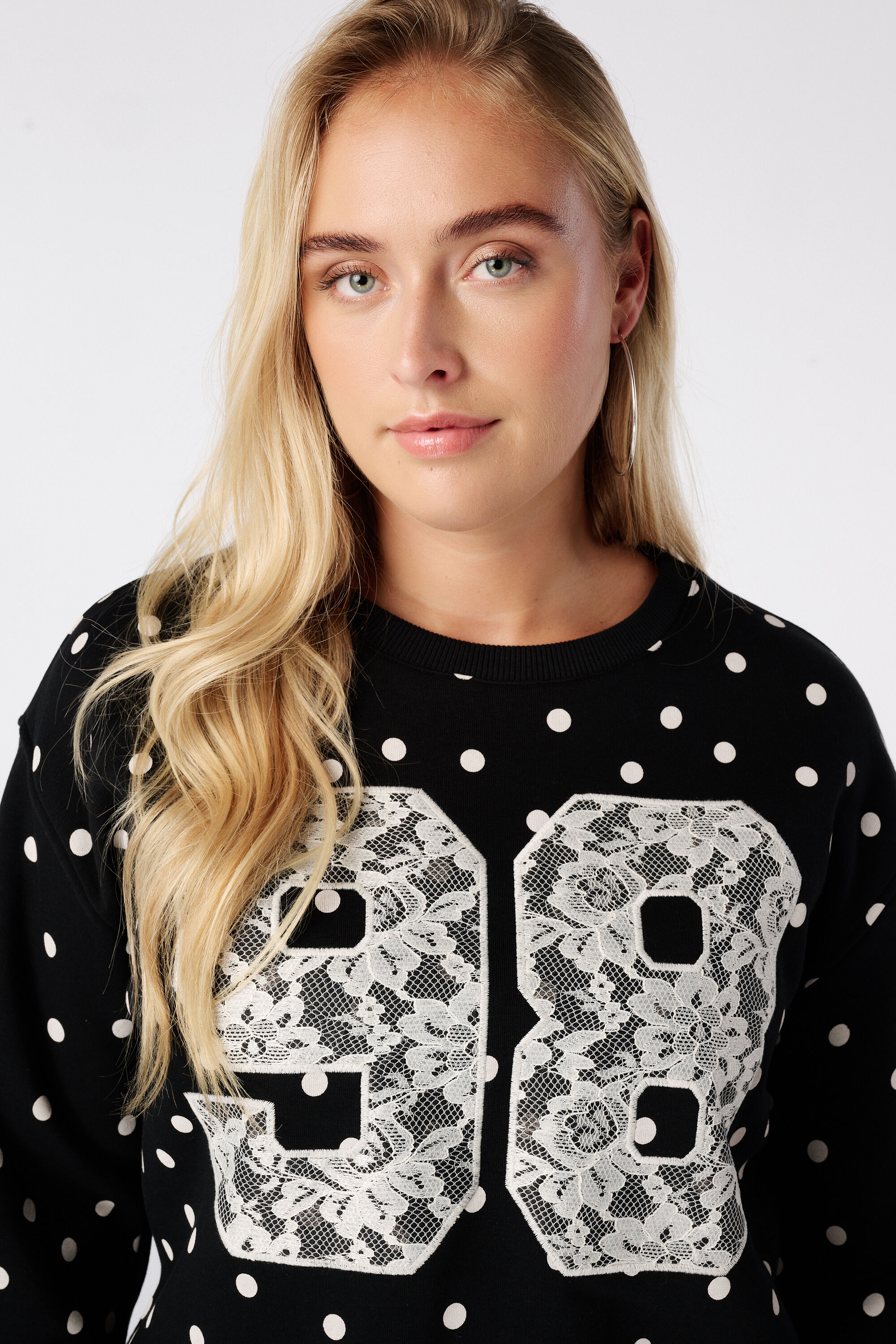 Sweatshirt mit Punkten und Spitze image number 4