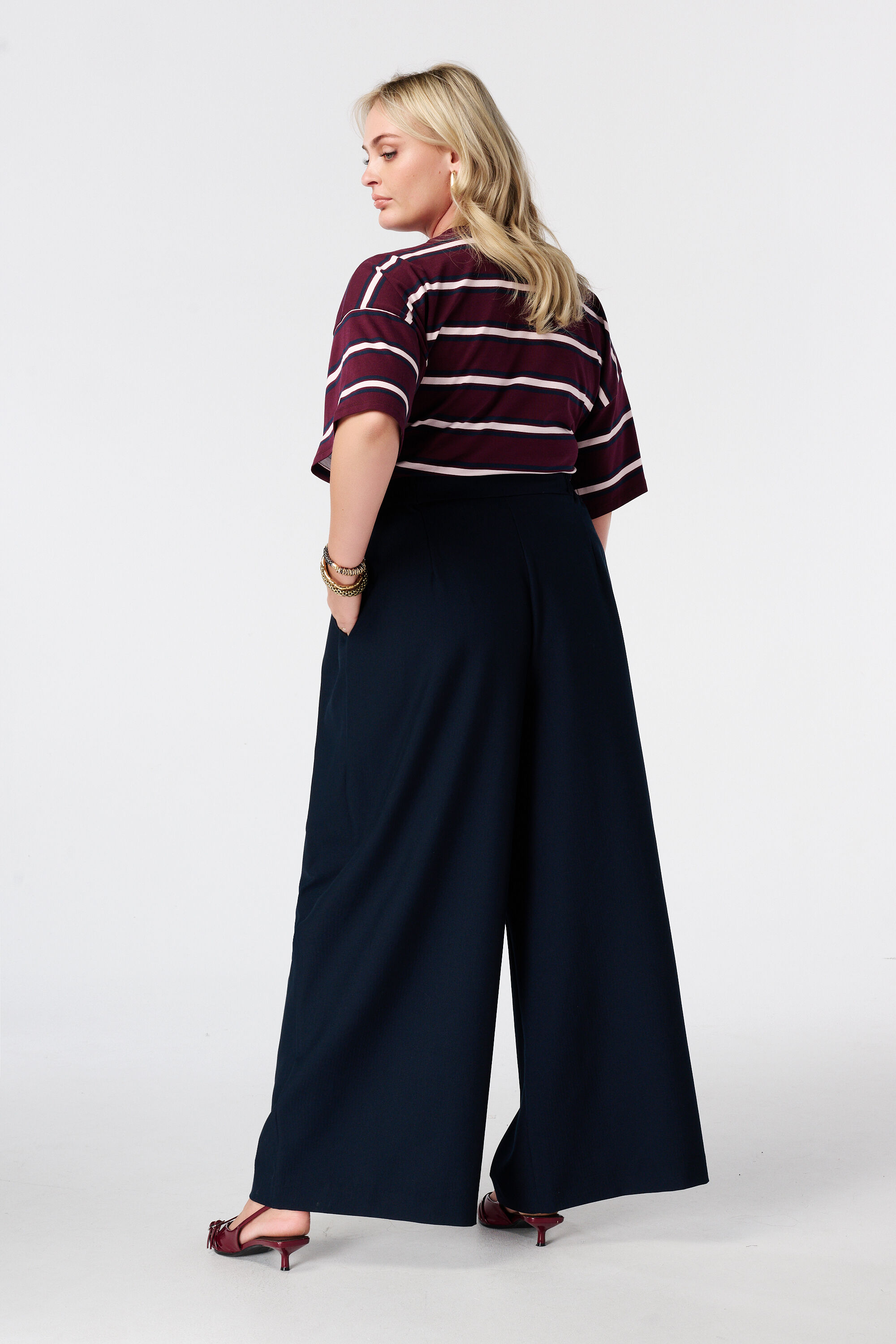 Wide Leg Stoffhose mit Falten image number 3
