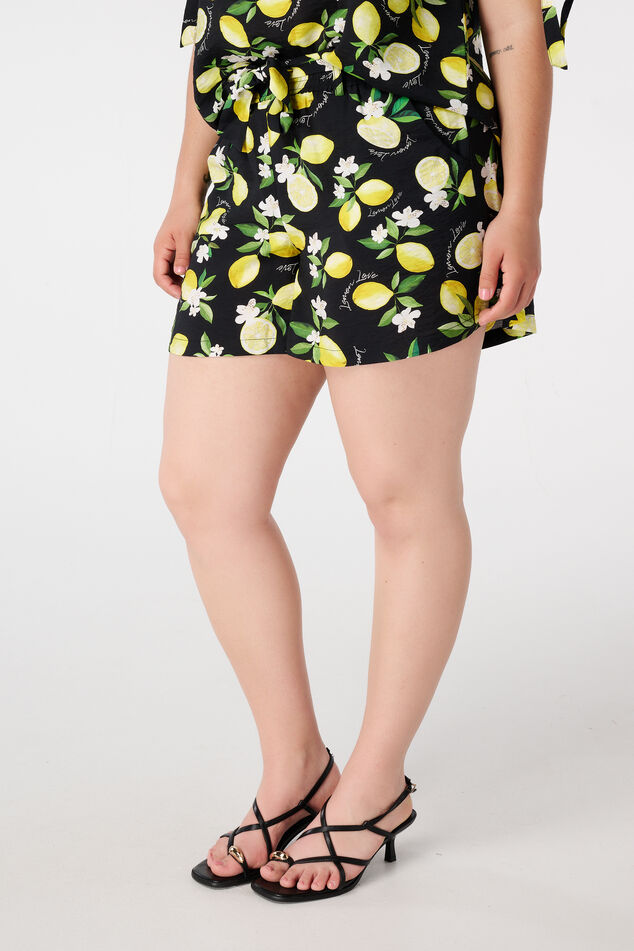 Shorts mit Zitronenprint und Gürtel image number 5