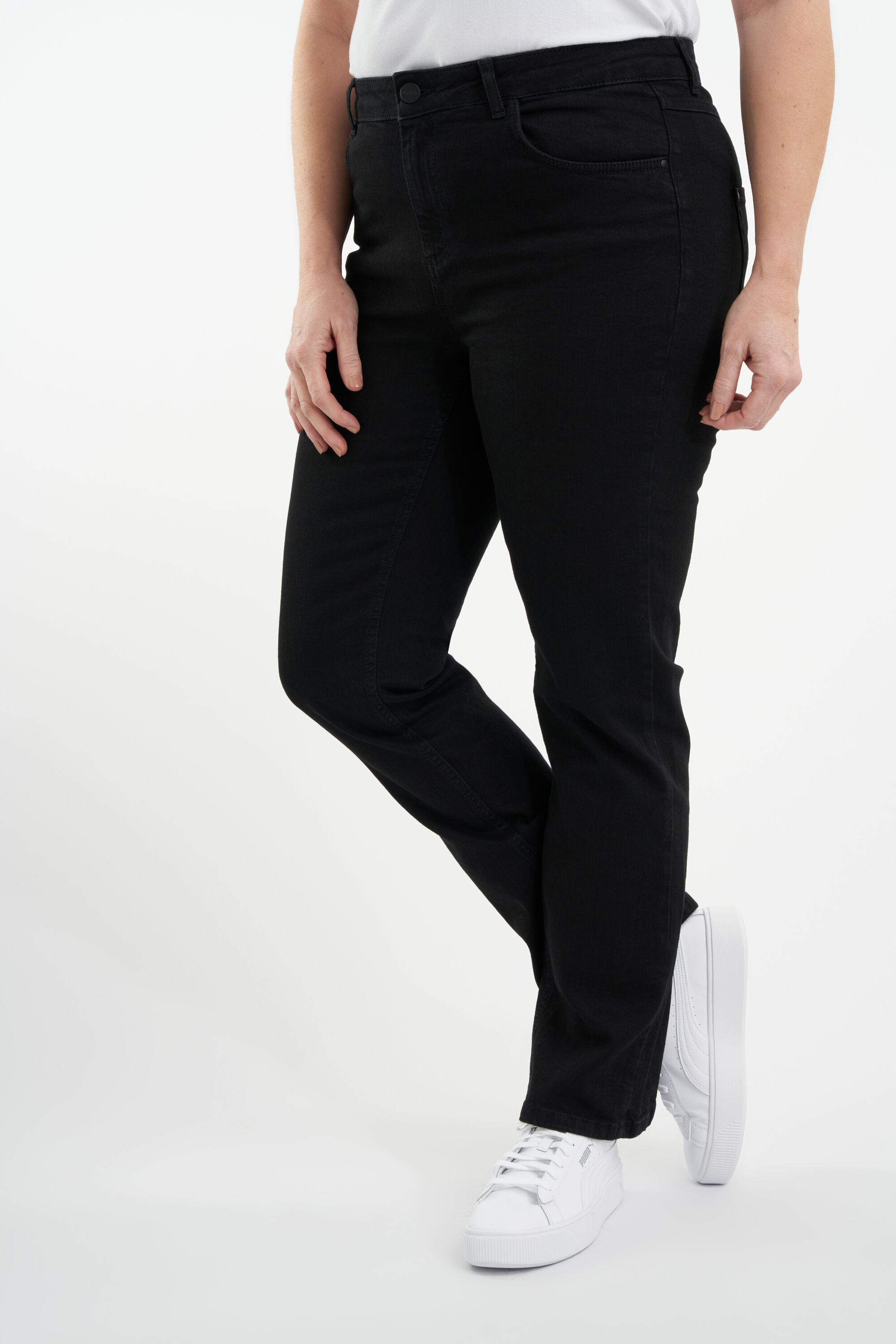 Straight-Leg Jeans SHAPES  image number 4