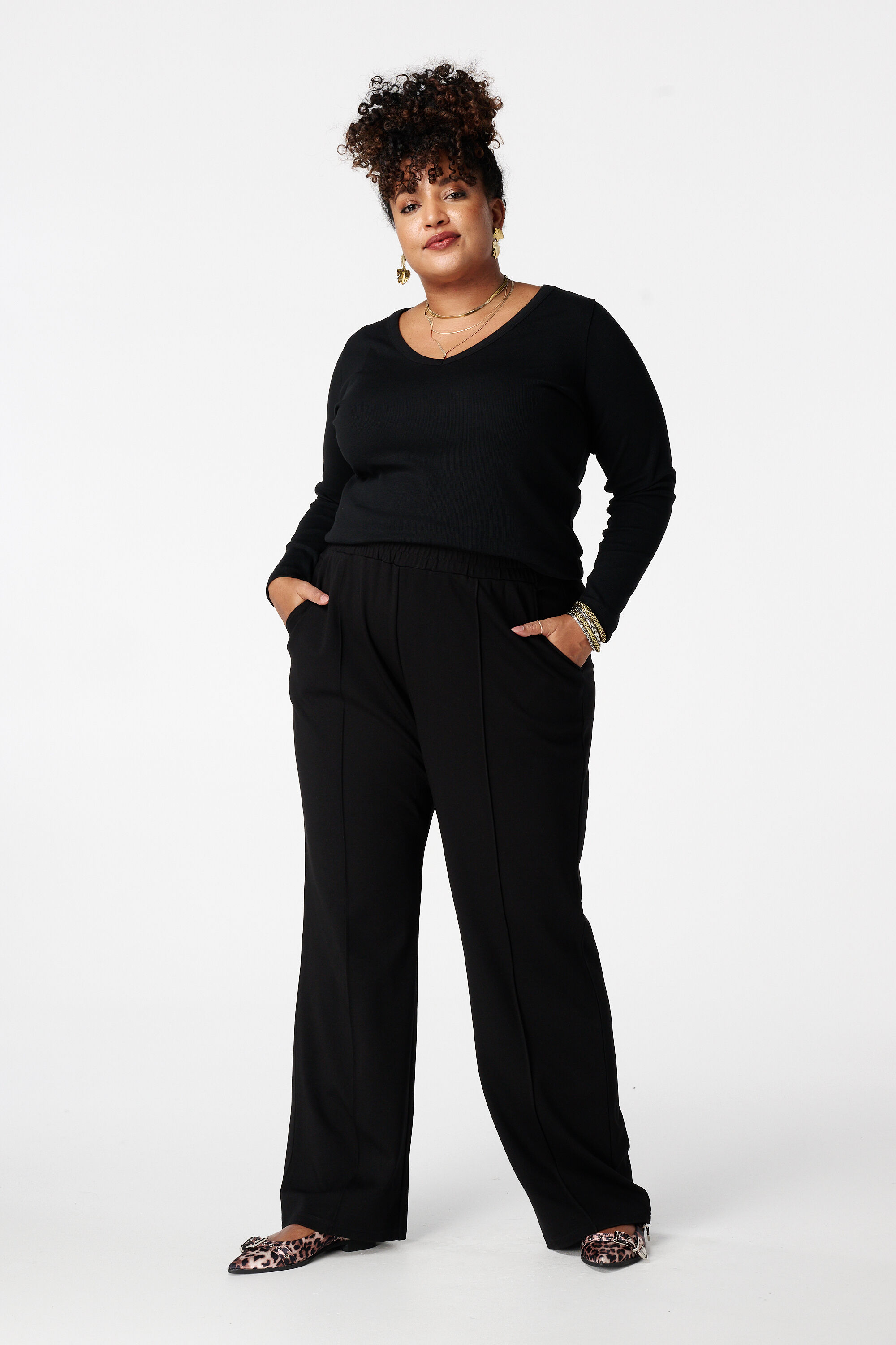 Weit geschnittene Hose mit Ziern&auml;hten