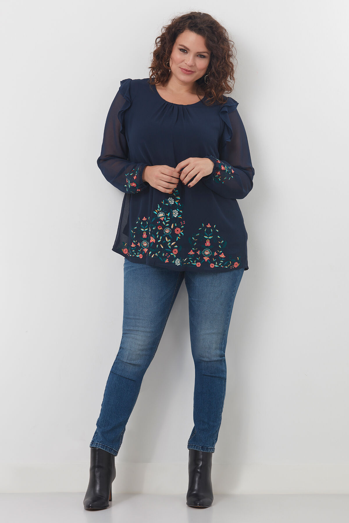 Bluse mit Stickerei image number 3