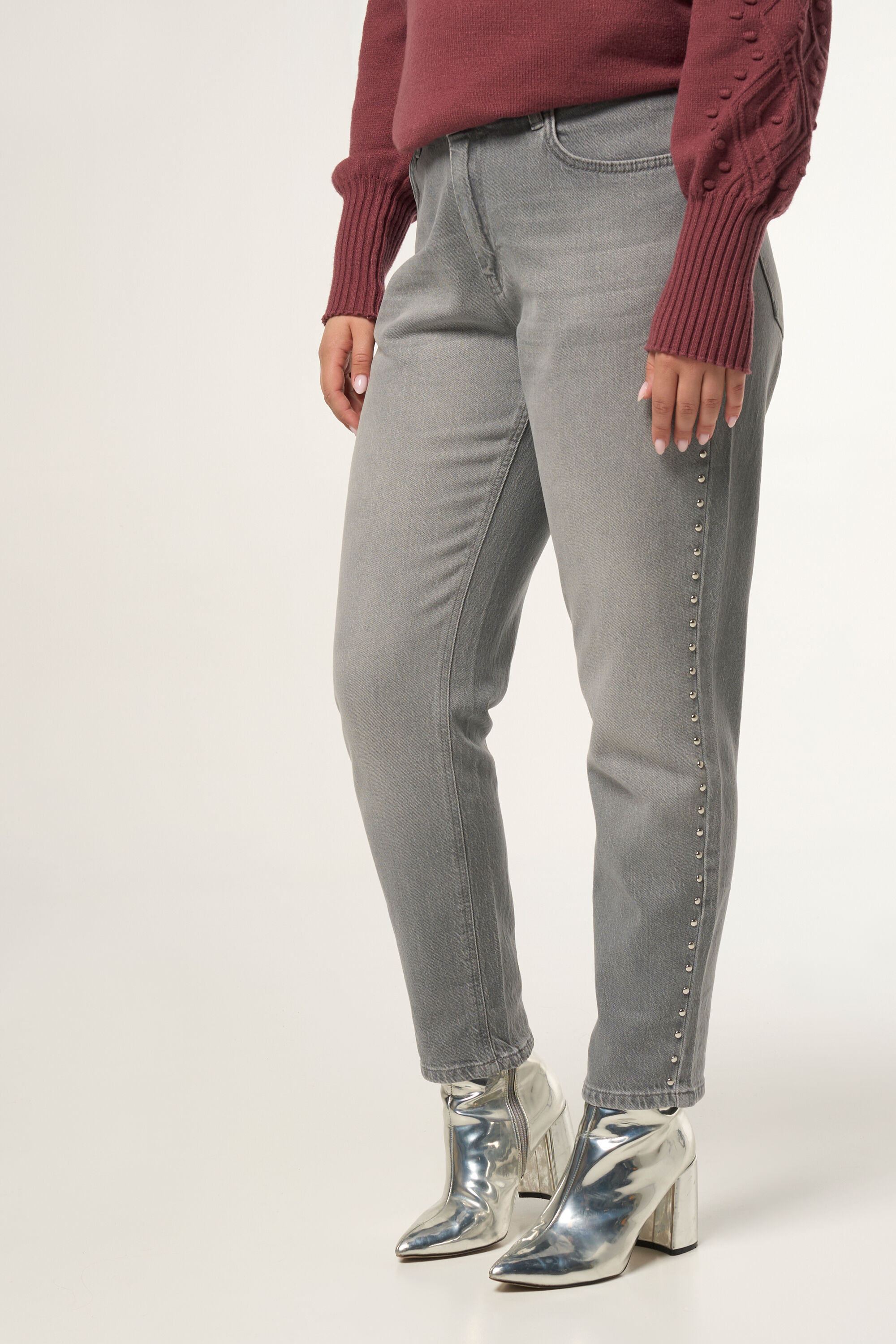 Straight-Leg-Jeans mit Nieten image number 5