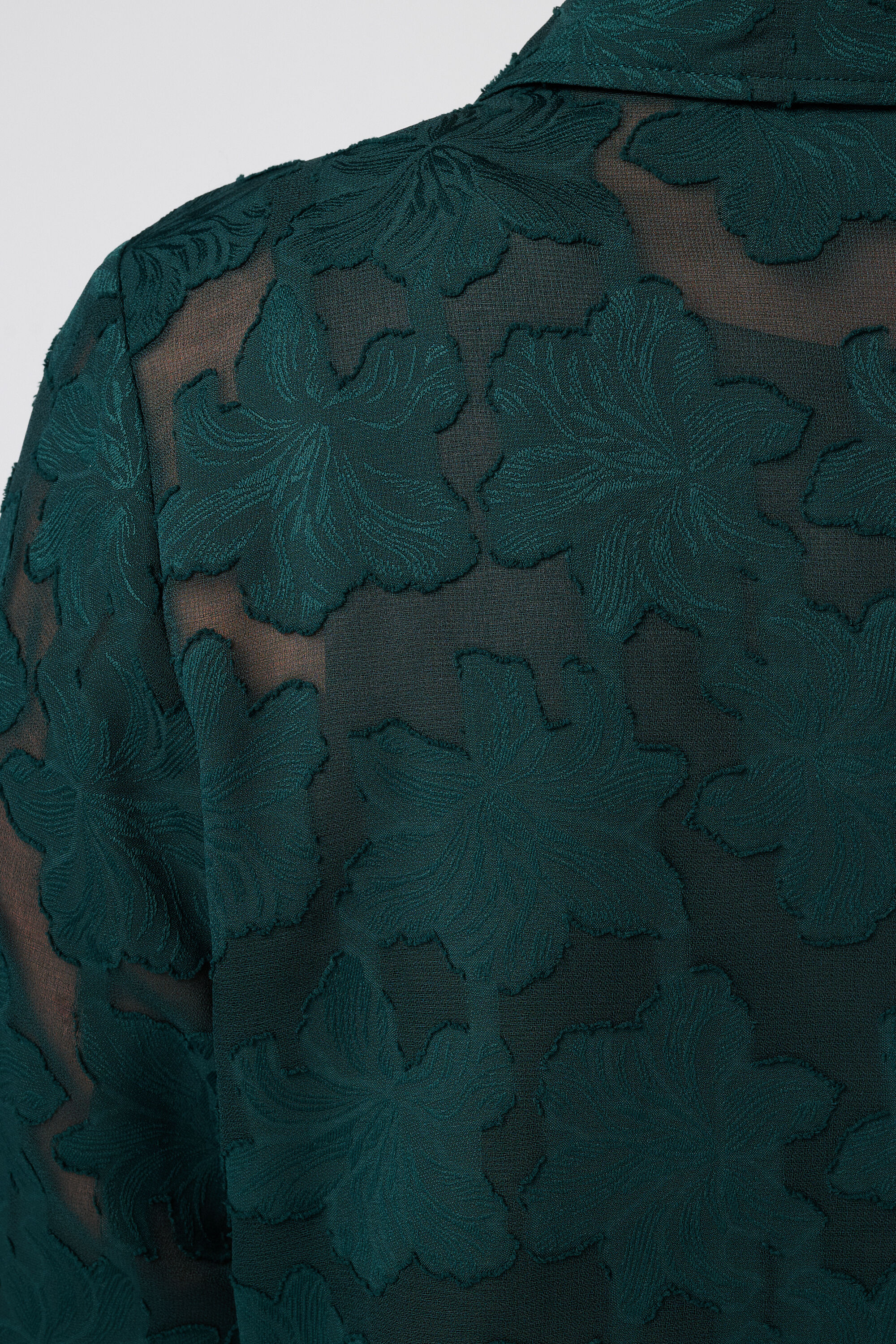 Transparente Bluse mit Blumenstruktur image number 6
