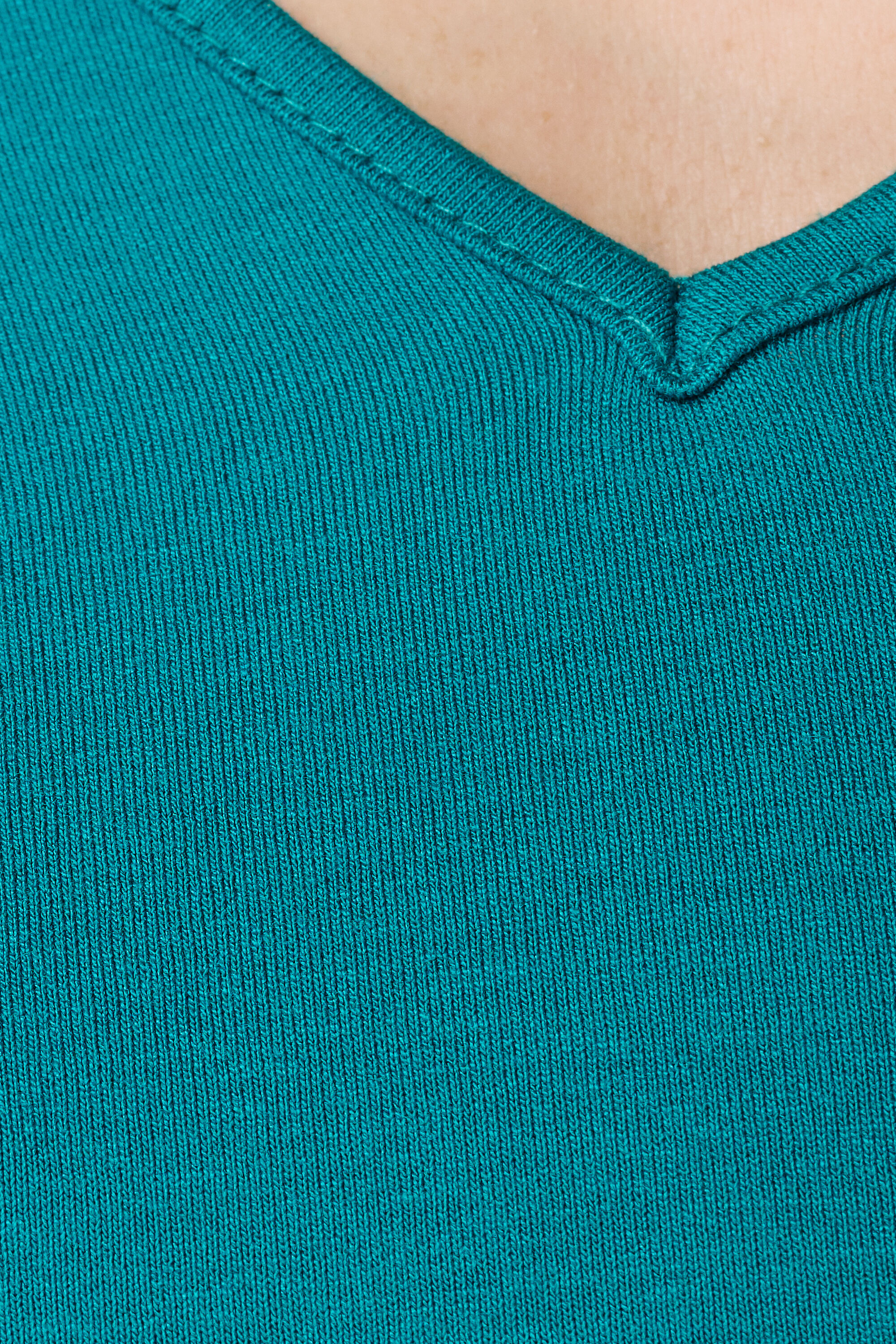 T-Shirt mit V-Ausschnitt image number 4