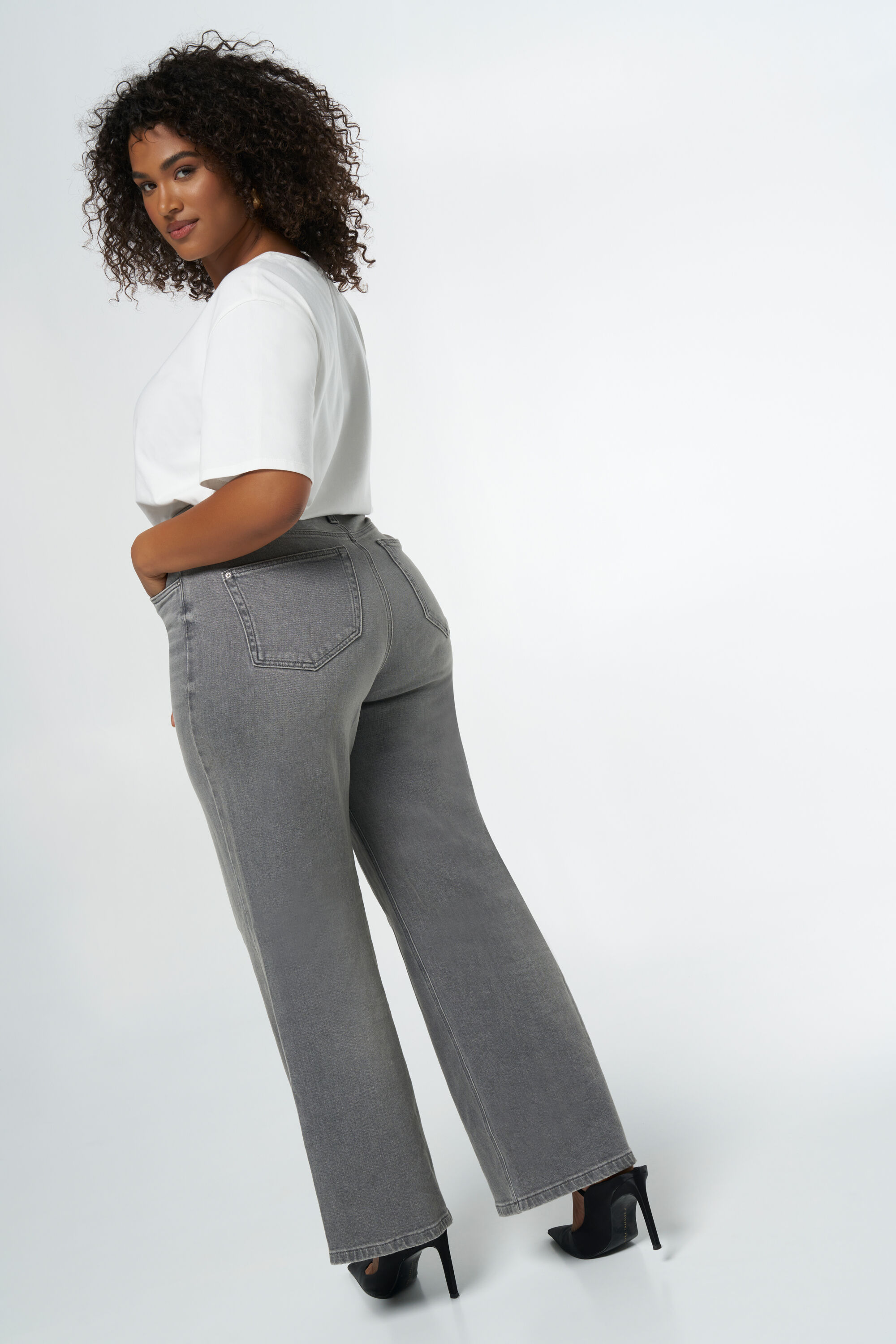 Loose-Leg-Jeans  image number 3