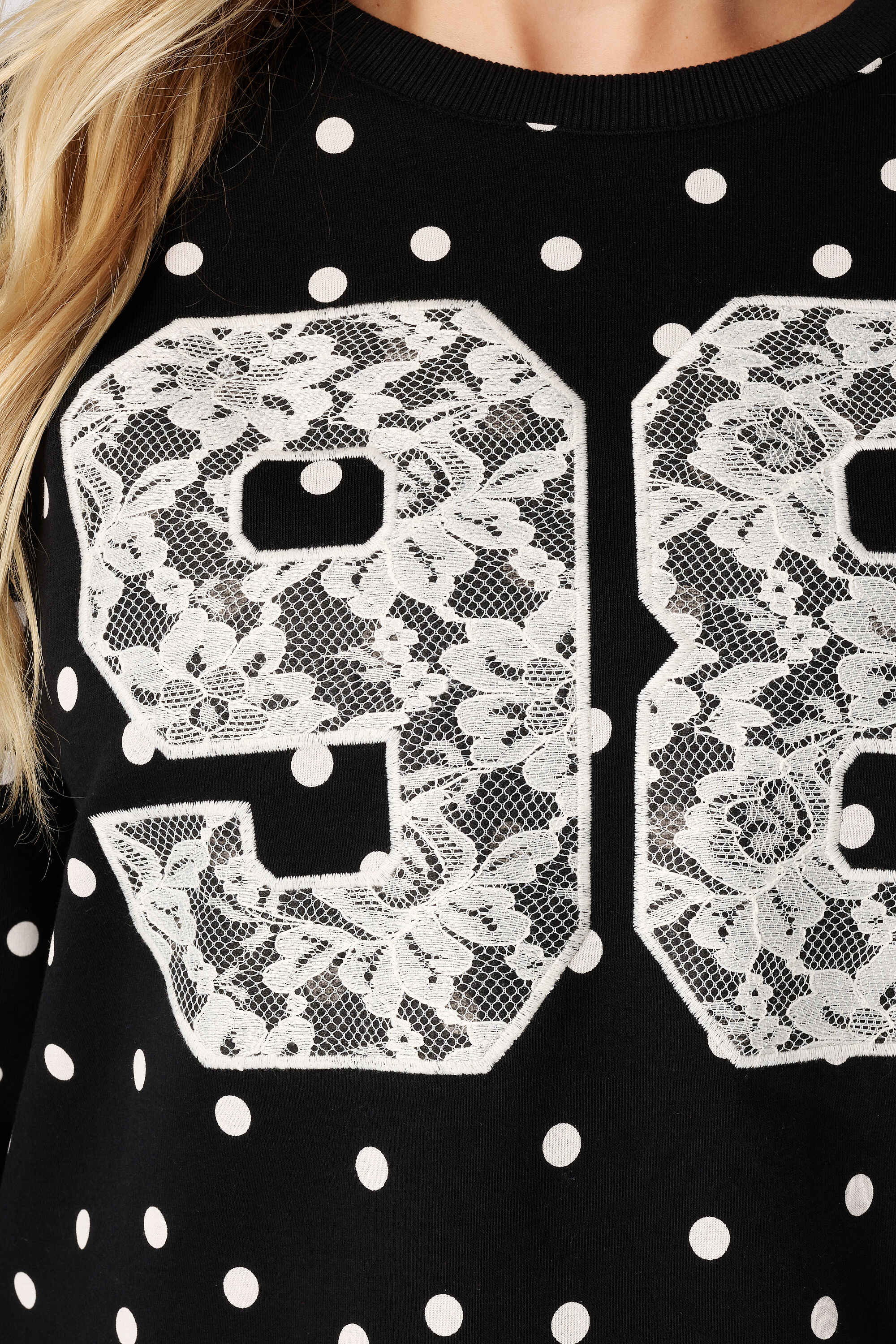 Sweatshirt mit Punkten und Spitze image number 6
