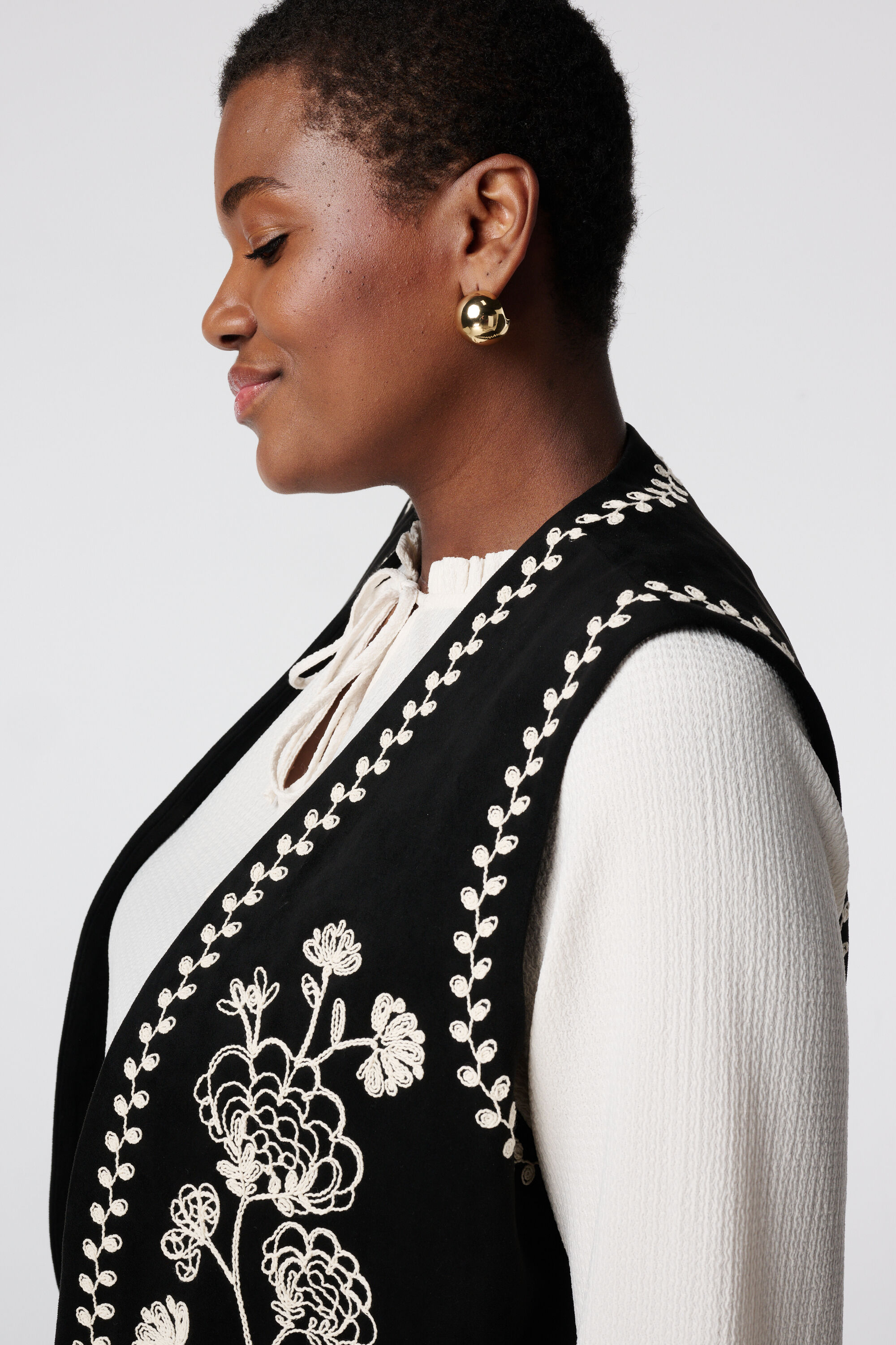 Wildlederimitat-Weste mit Stickerei image number 4