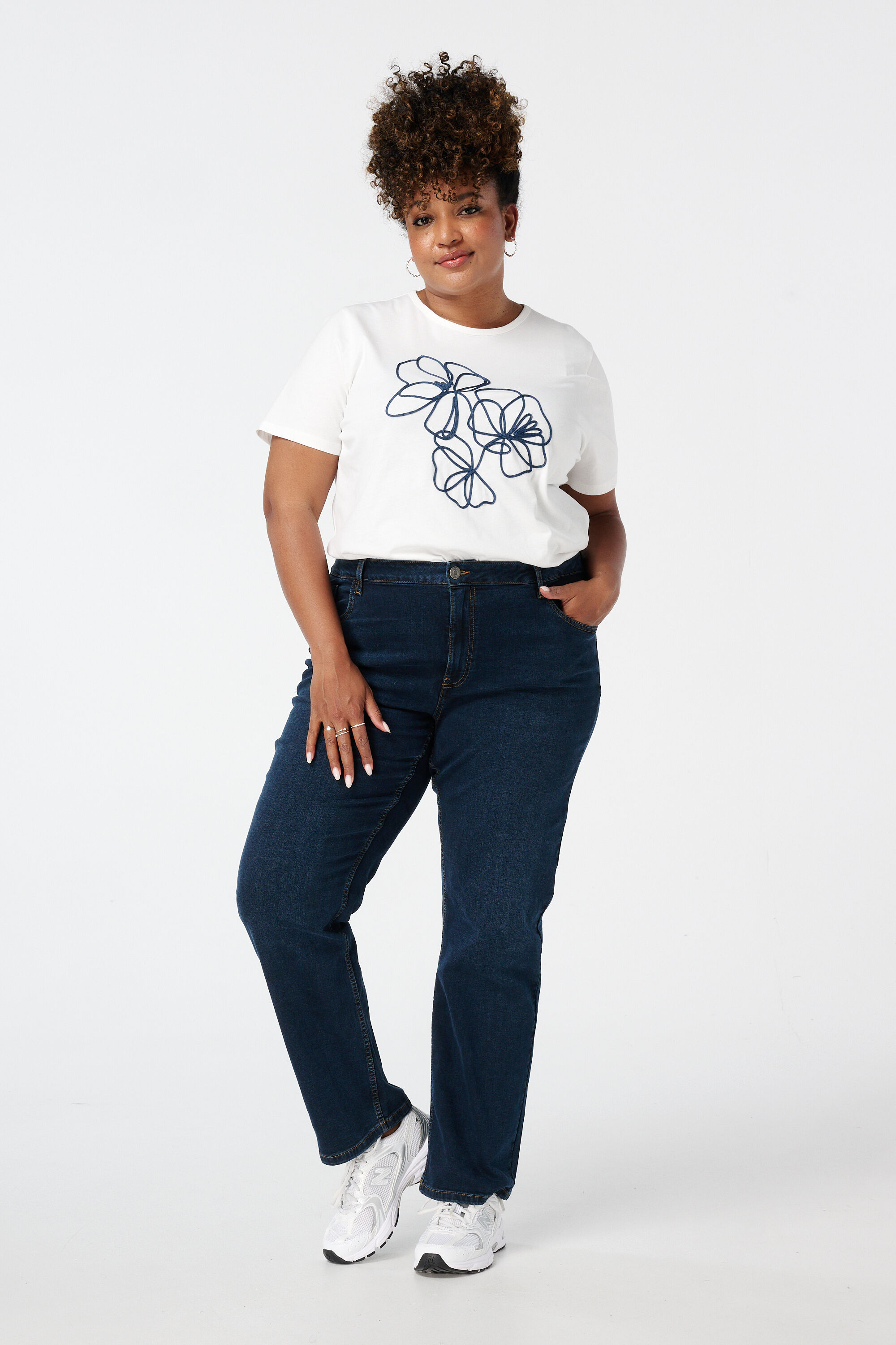 T-Shirt mit Stickerei image number 5