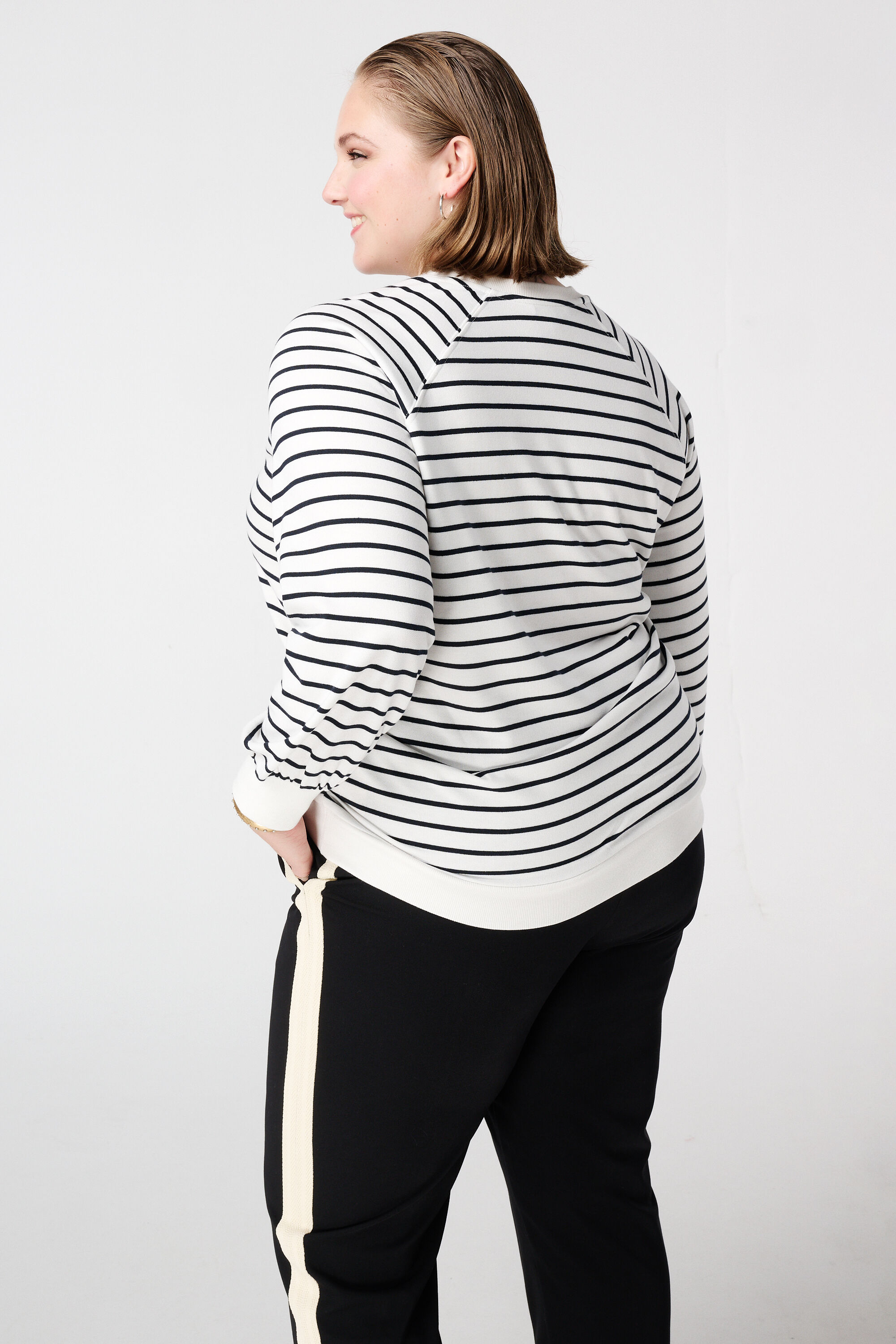 Gestreiftes Sweatshirt mit Schriftzug image number 3