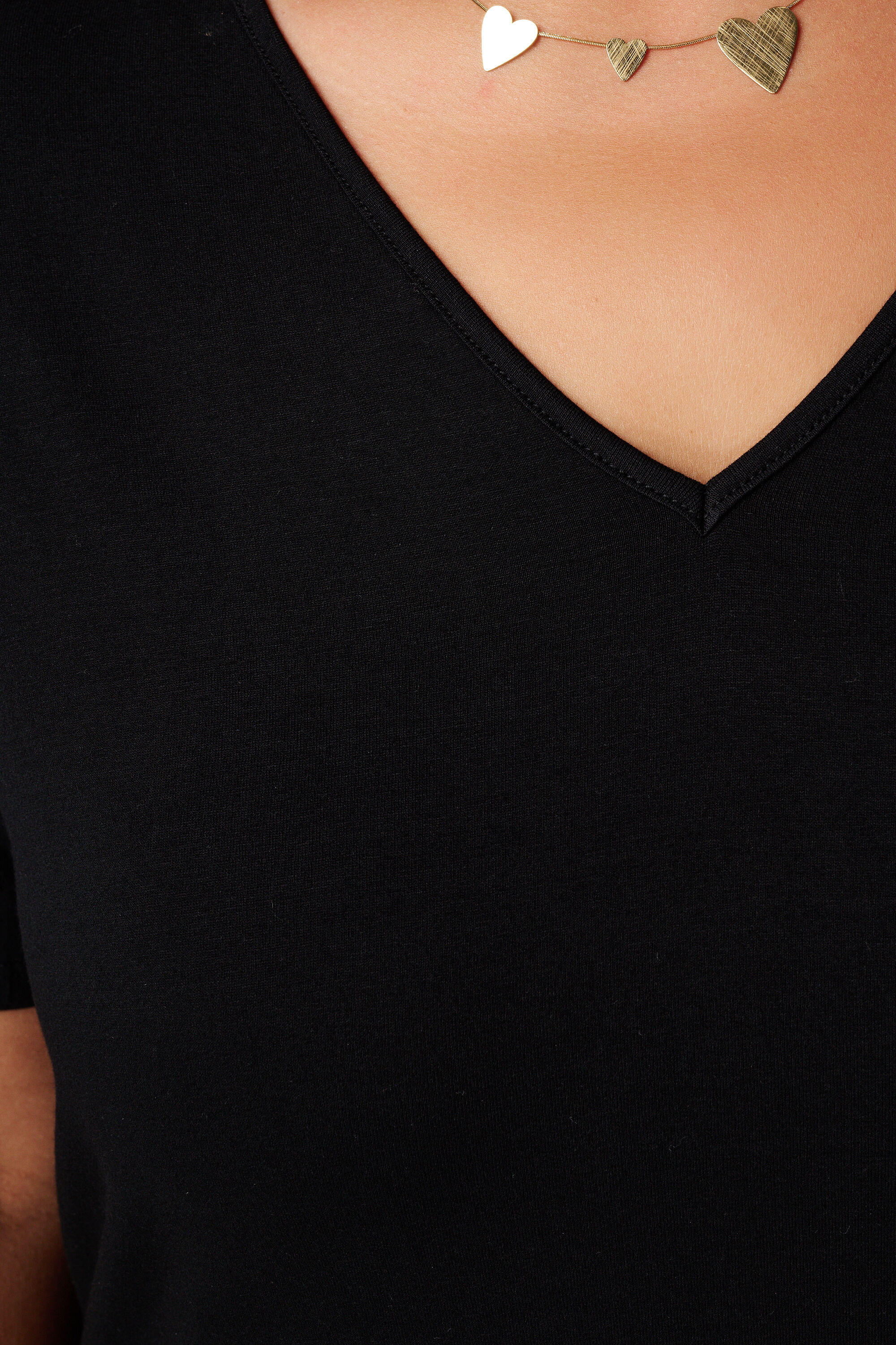 T-Shirt mit V-Ausschnitt image number 6