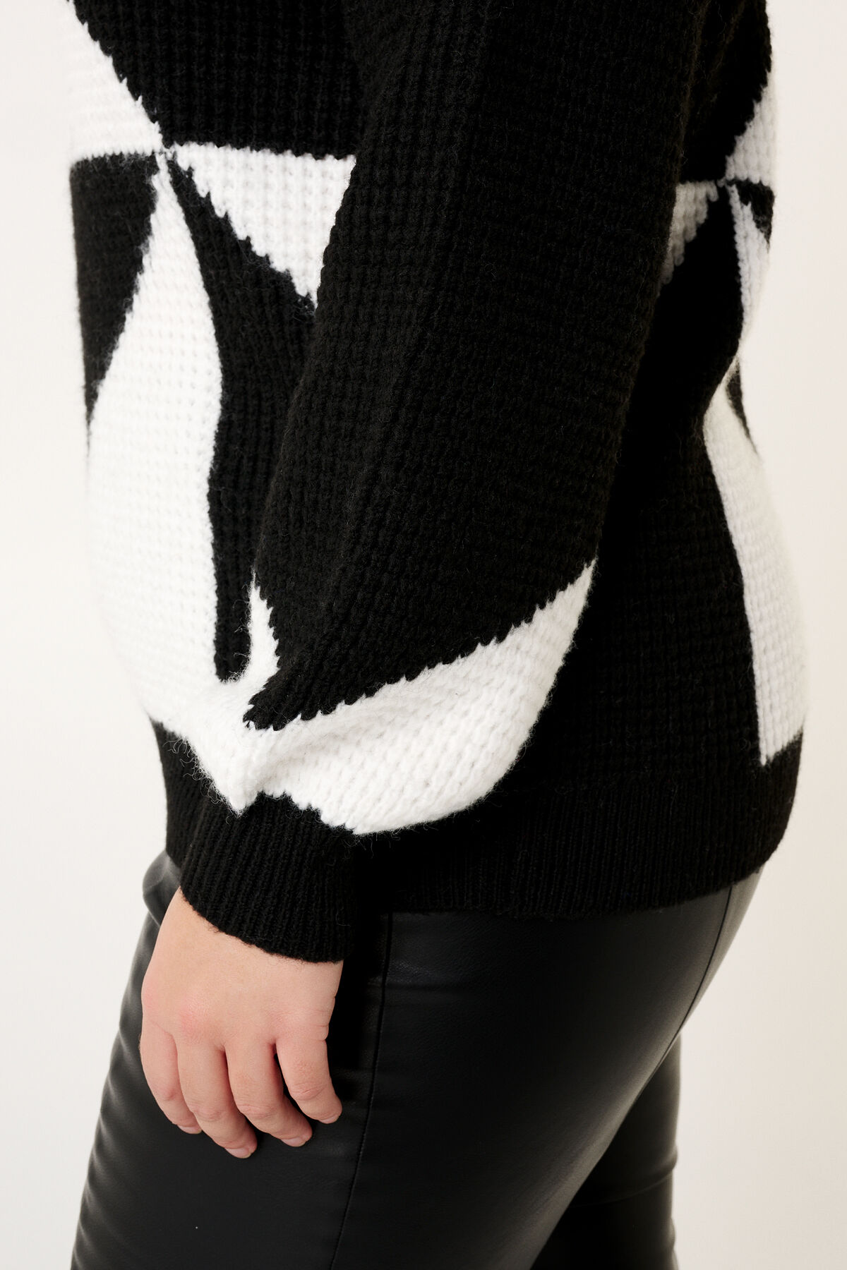 Zweifarbiger Strickpulli  image number 4