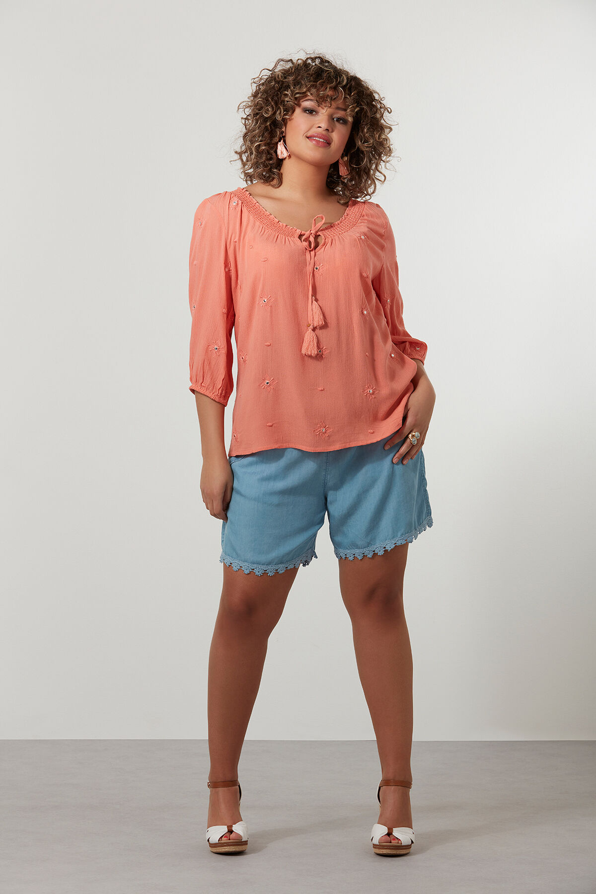 Bluse mit gesmoktem Ausschnitt image number 3