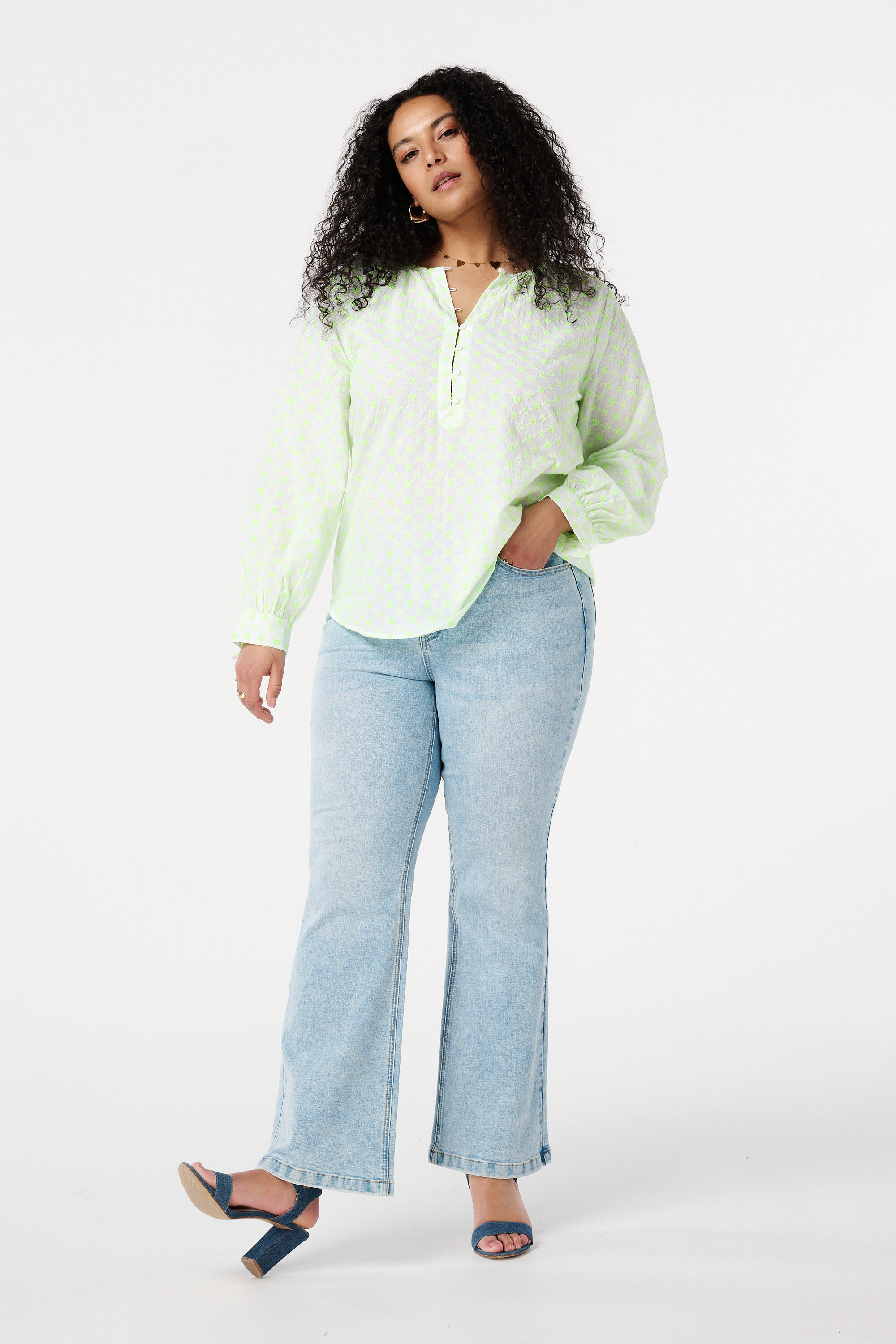 Bluse mit Stickerei image number 5
