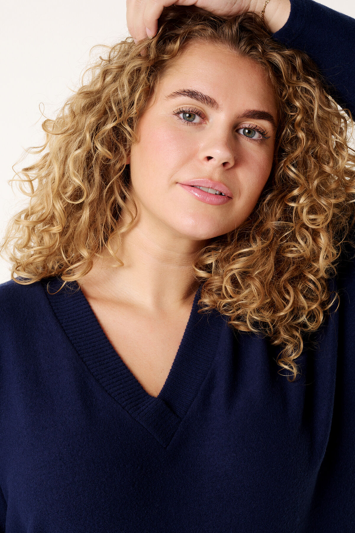 Weit geschnittener Pullover mit V-Ausschnitt  image number 3